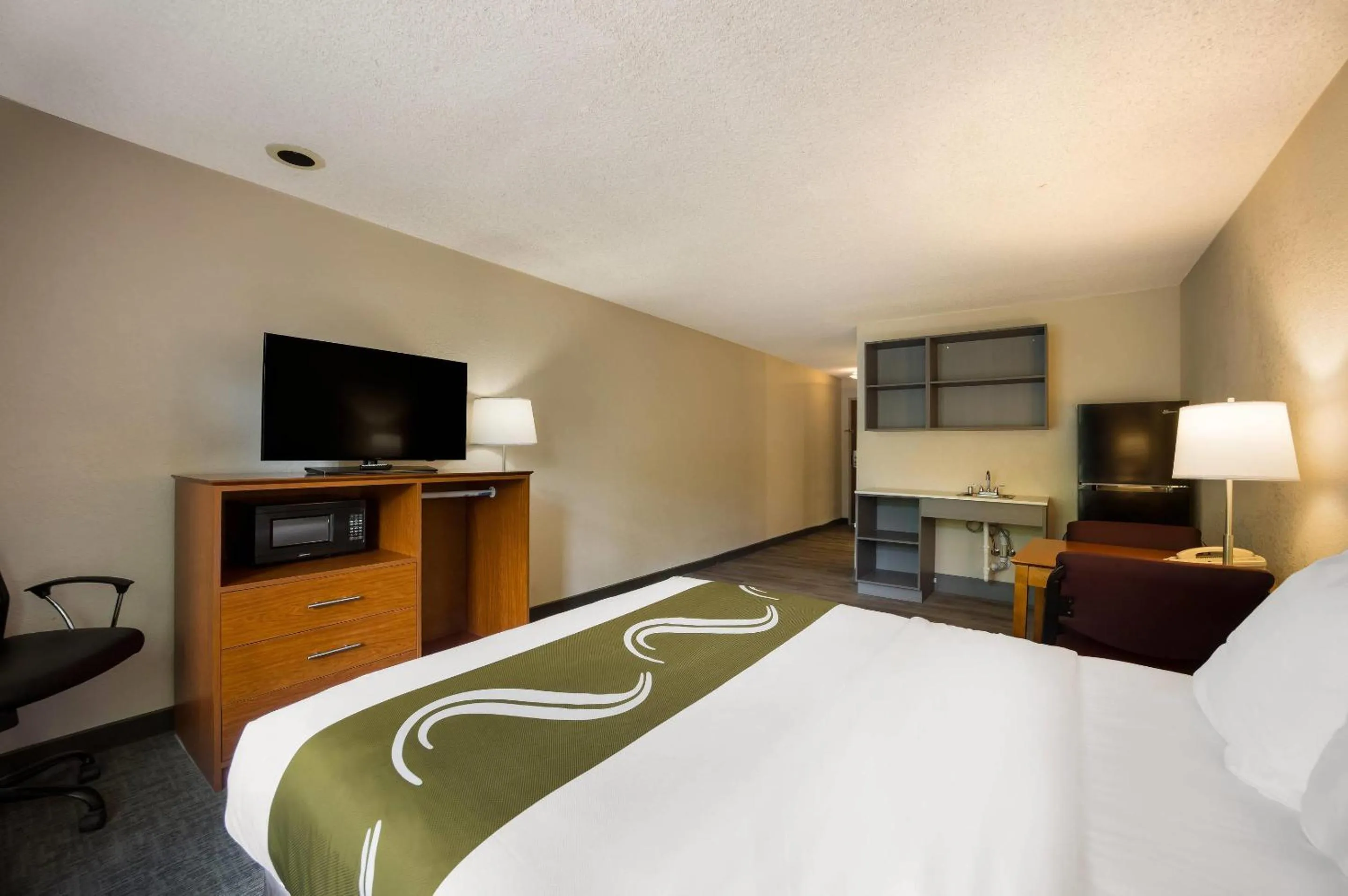 Bedroom, Bed in Suburban Studios Canon City