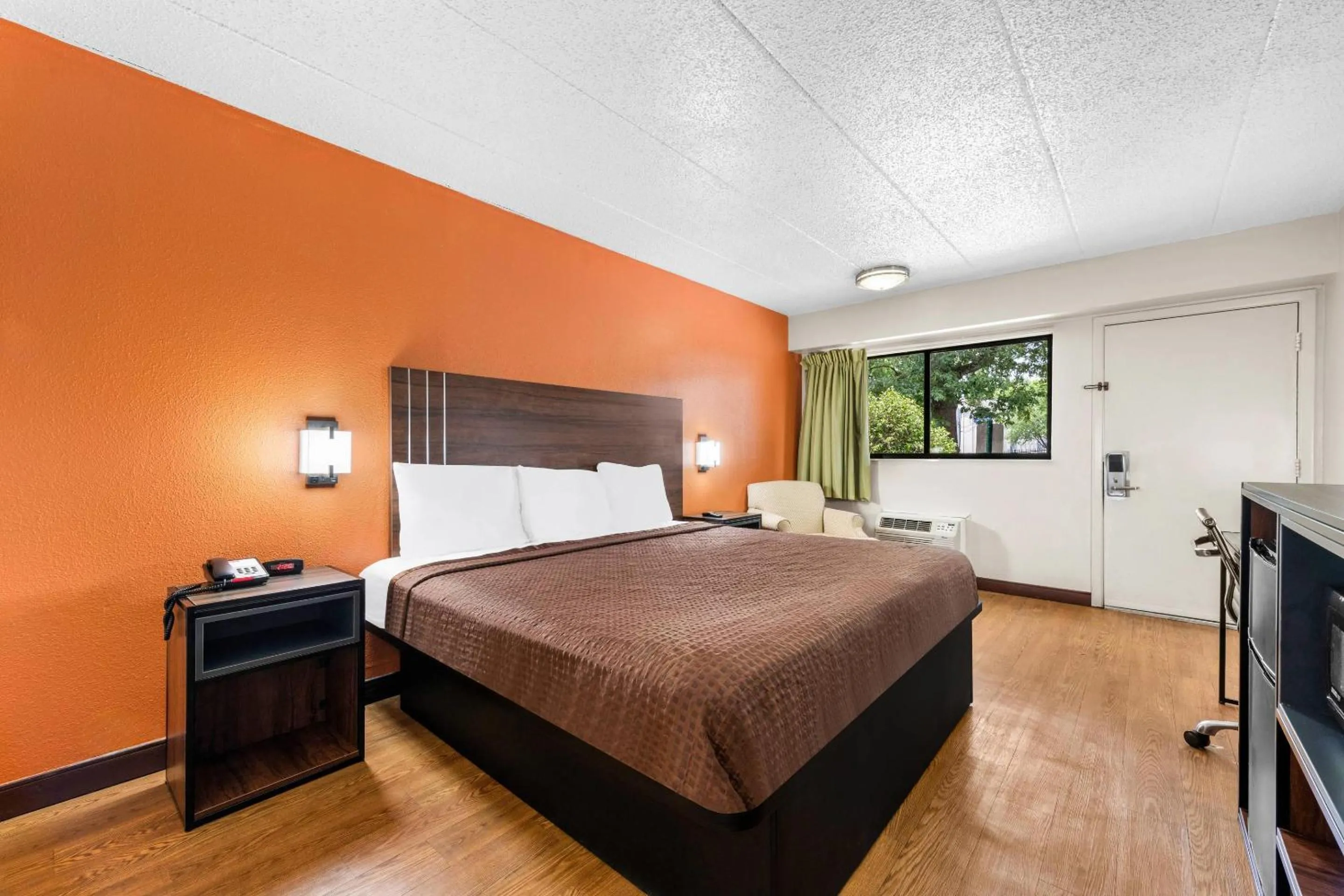 Bedroom, Bed in Econo Lodge Charlotte Airport