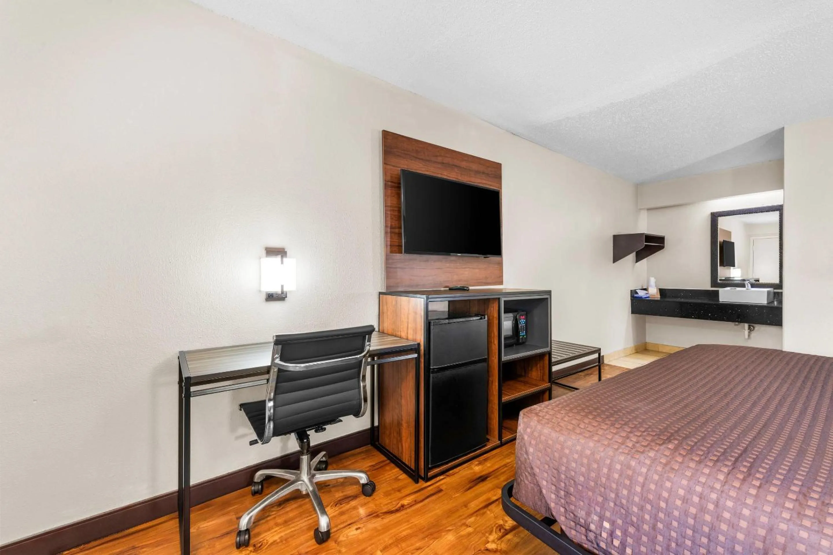Bedroom, Bed in Econo Lodge Charlotte Airport