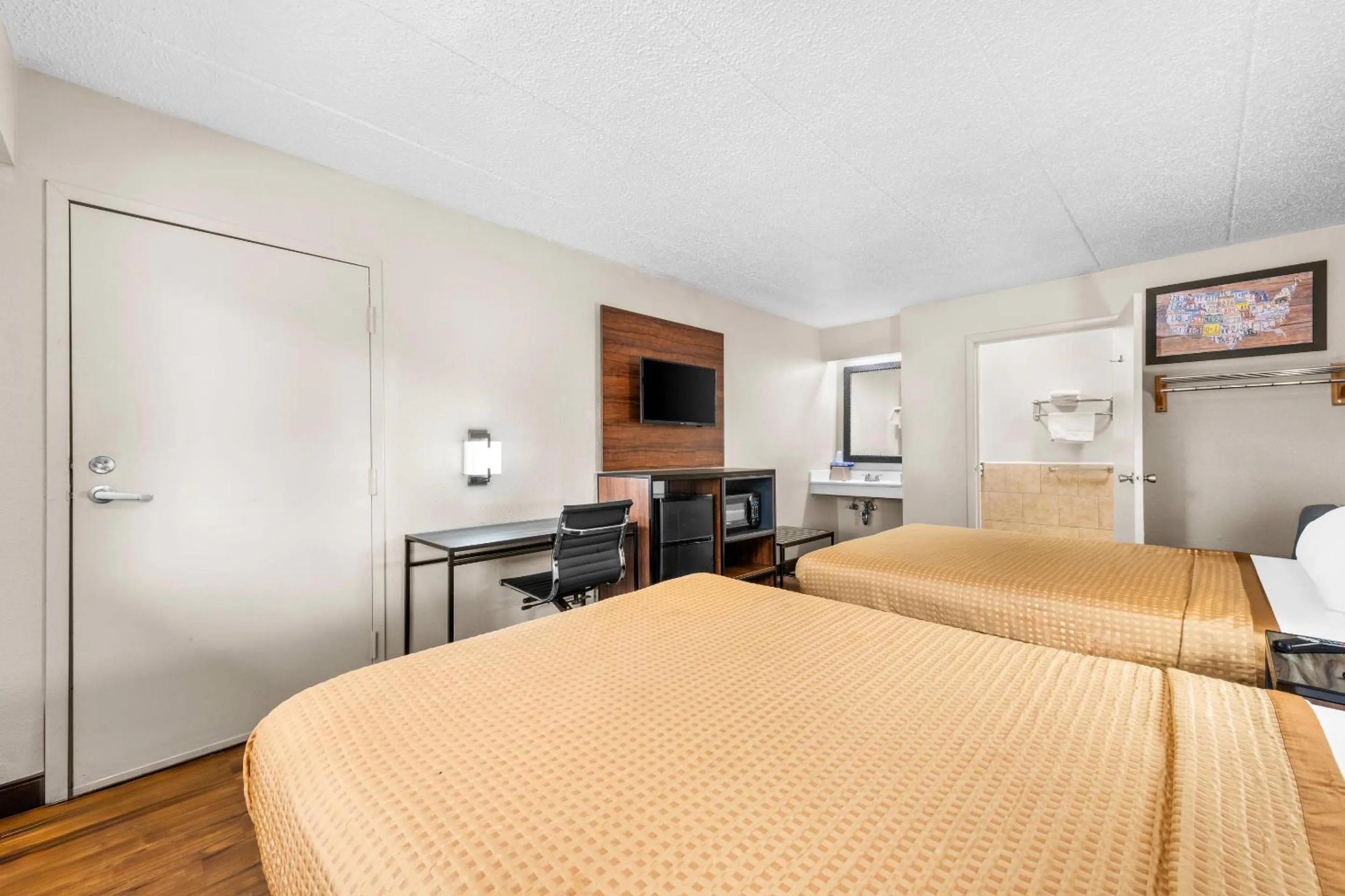 Bedroom, Bed in Econo Lodge Charlotte Airport