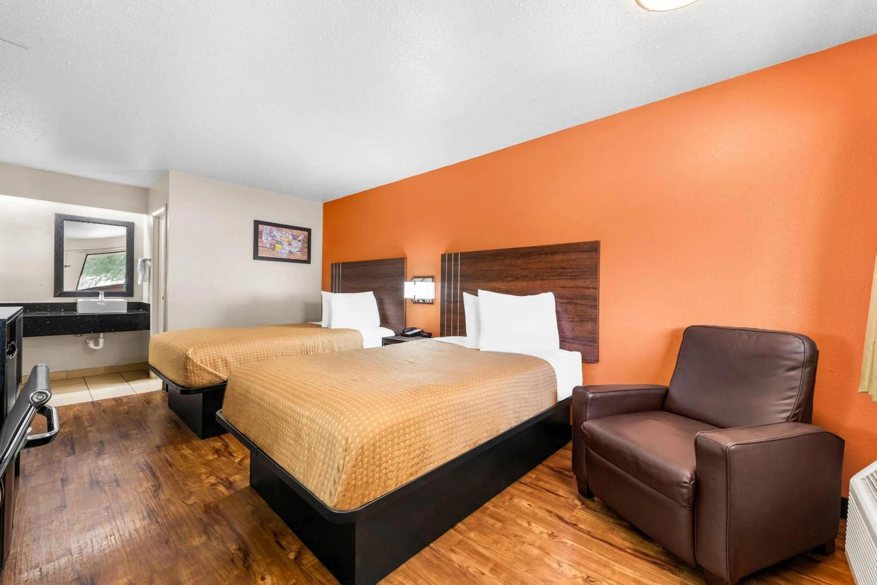 Bedroom, Bed in Econo Lodge Charlotte Airport