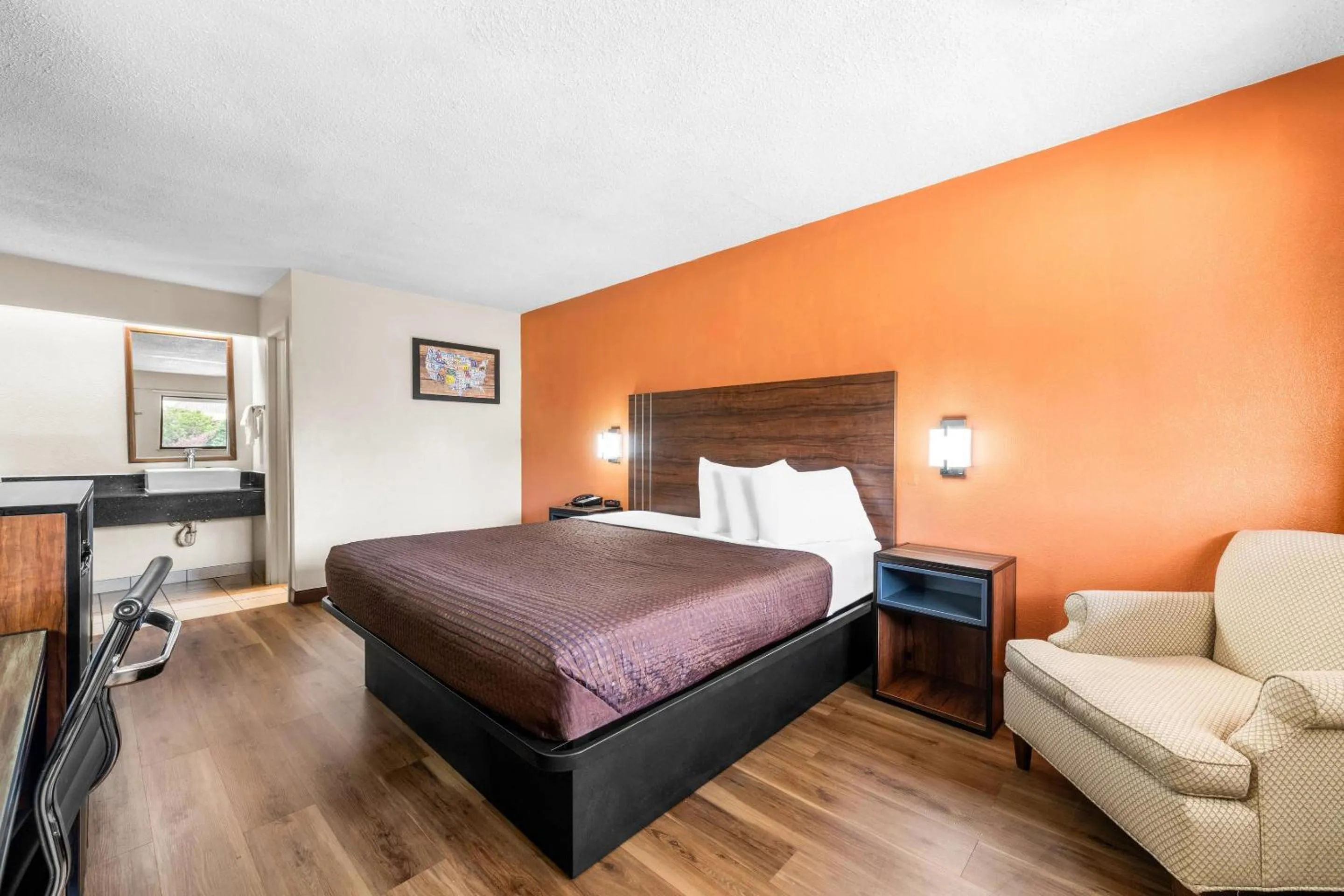 Bedroom, Bed in Econo Lodge Charlotte Airport