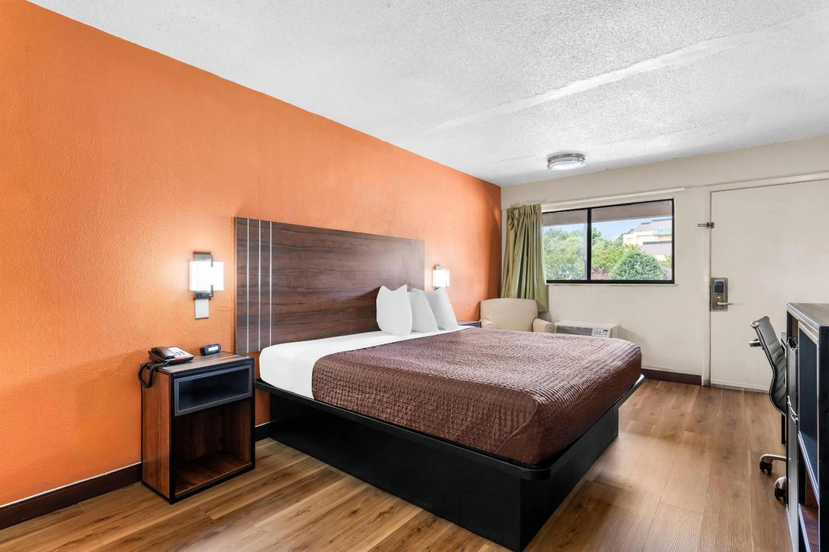 Bedroom, Bed in Econo Lodge Charlotte Airport