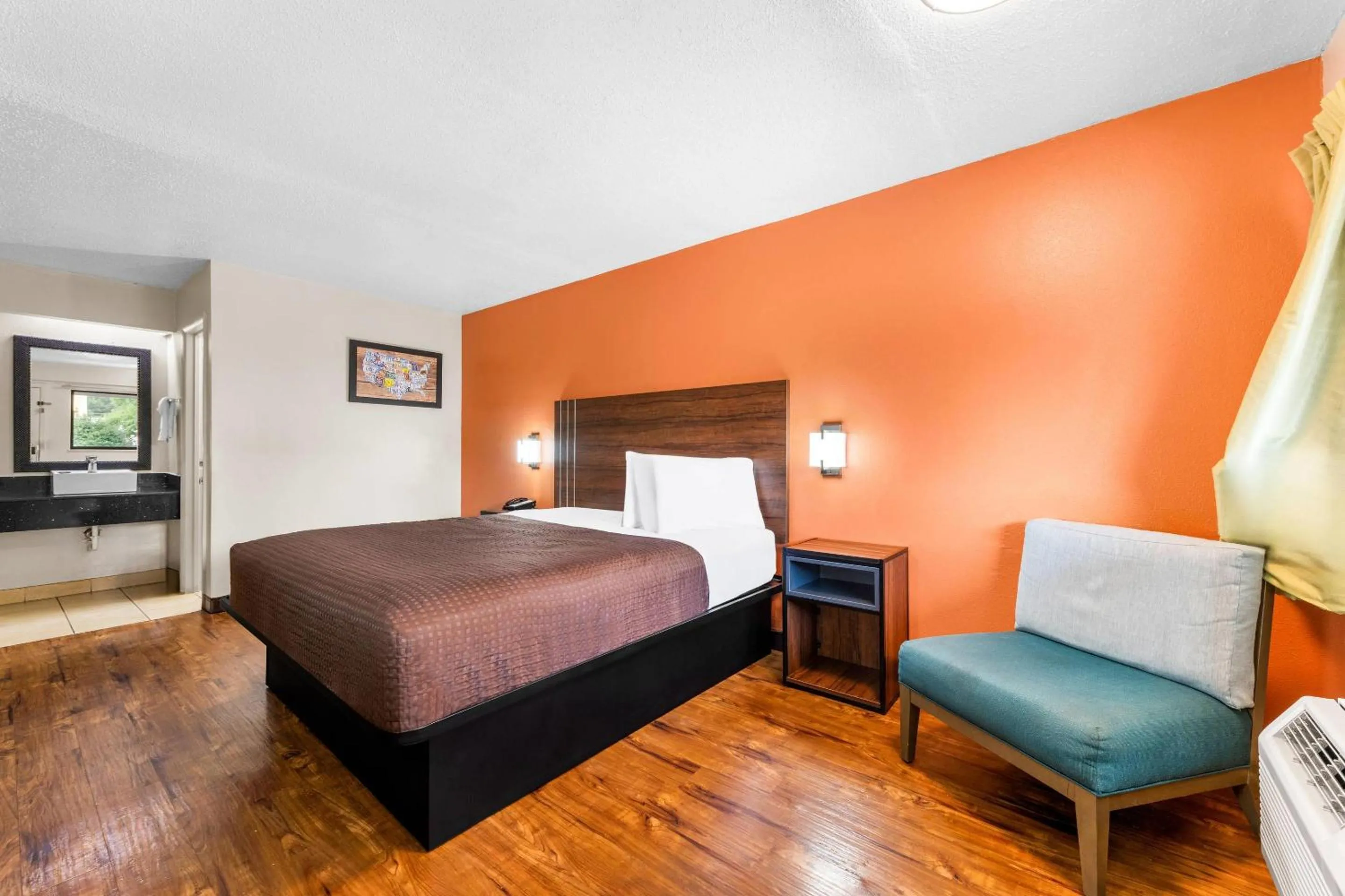 Bedroom, Bed in Econo Lodge Charlotte Airport