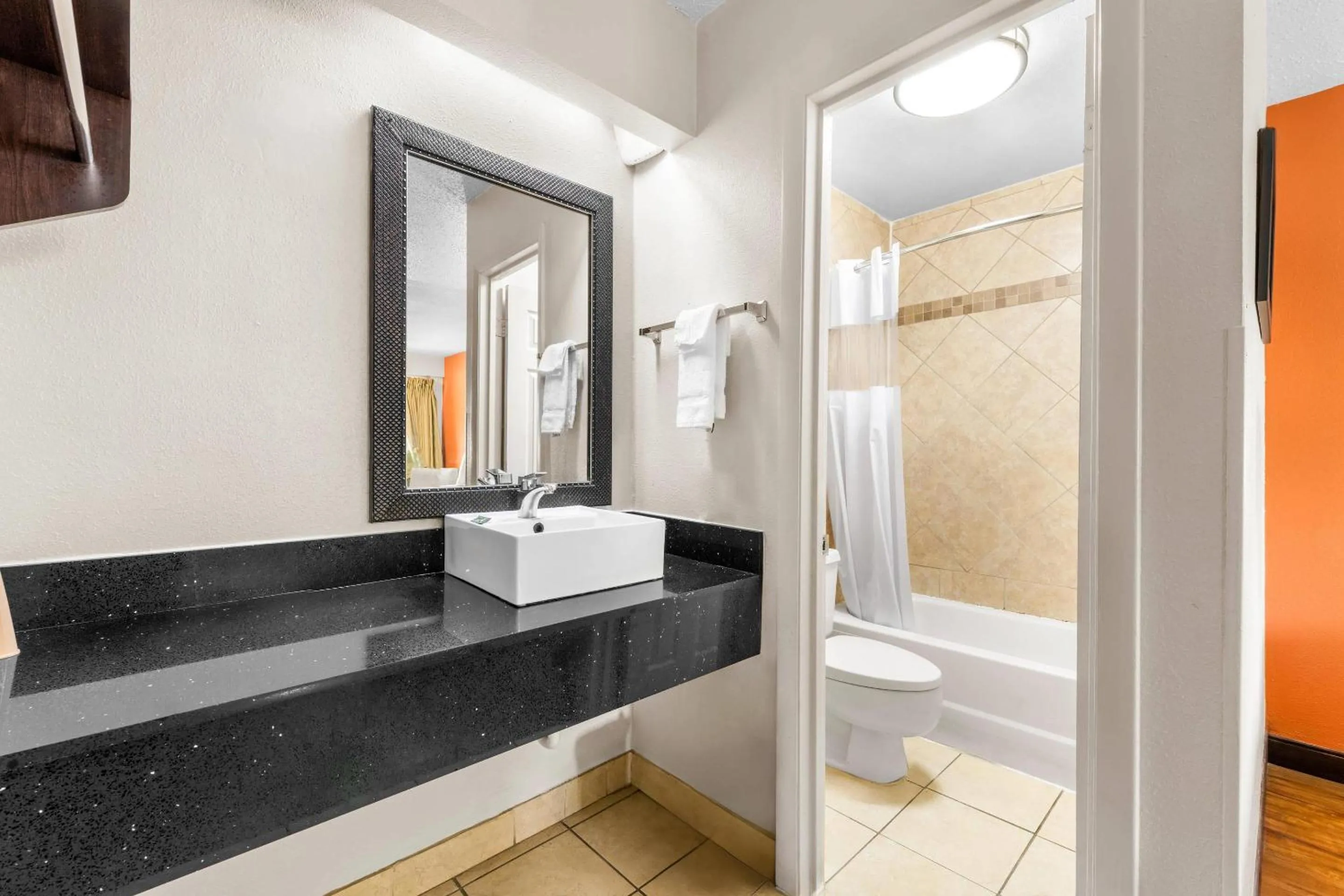 Bedroom in Econo Lodge Charlotte Airport