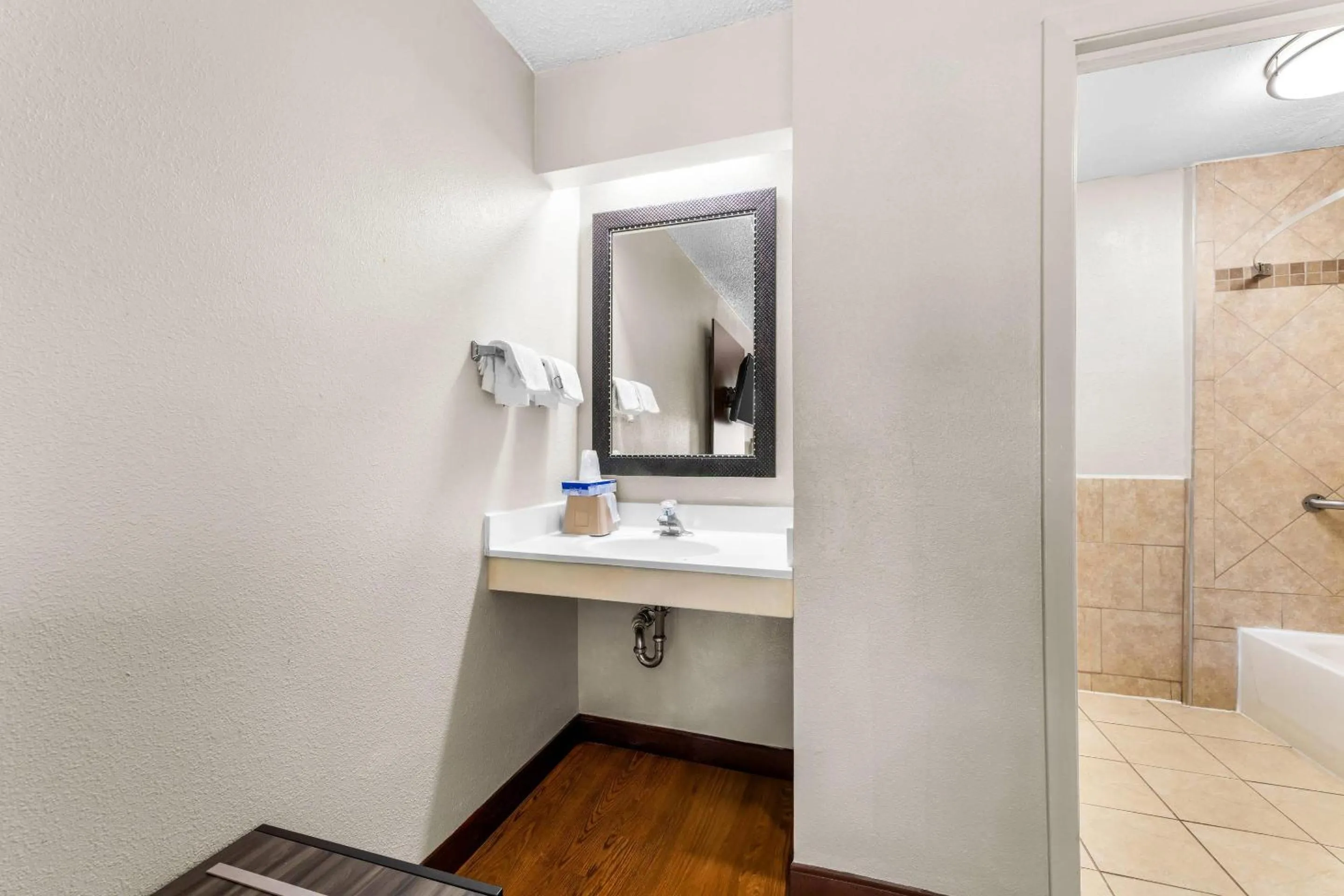 Bedroom in Econo Lodge Charlotte Airport