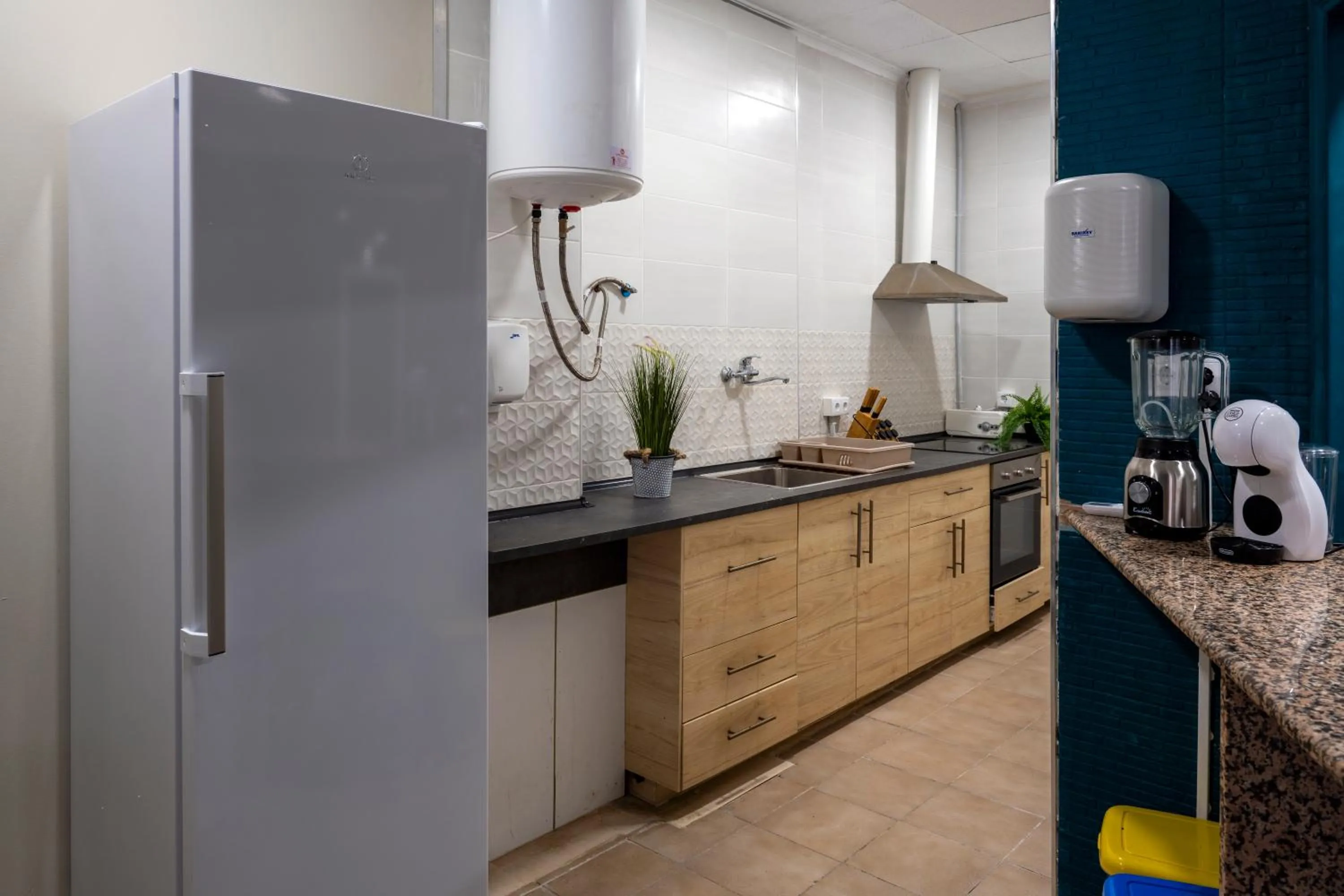 Communal kitchen in SOM Hostel Valencia
