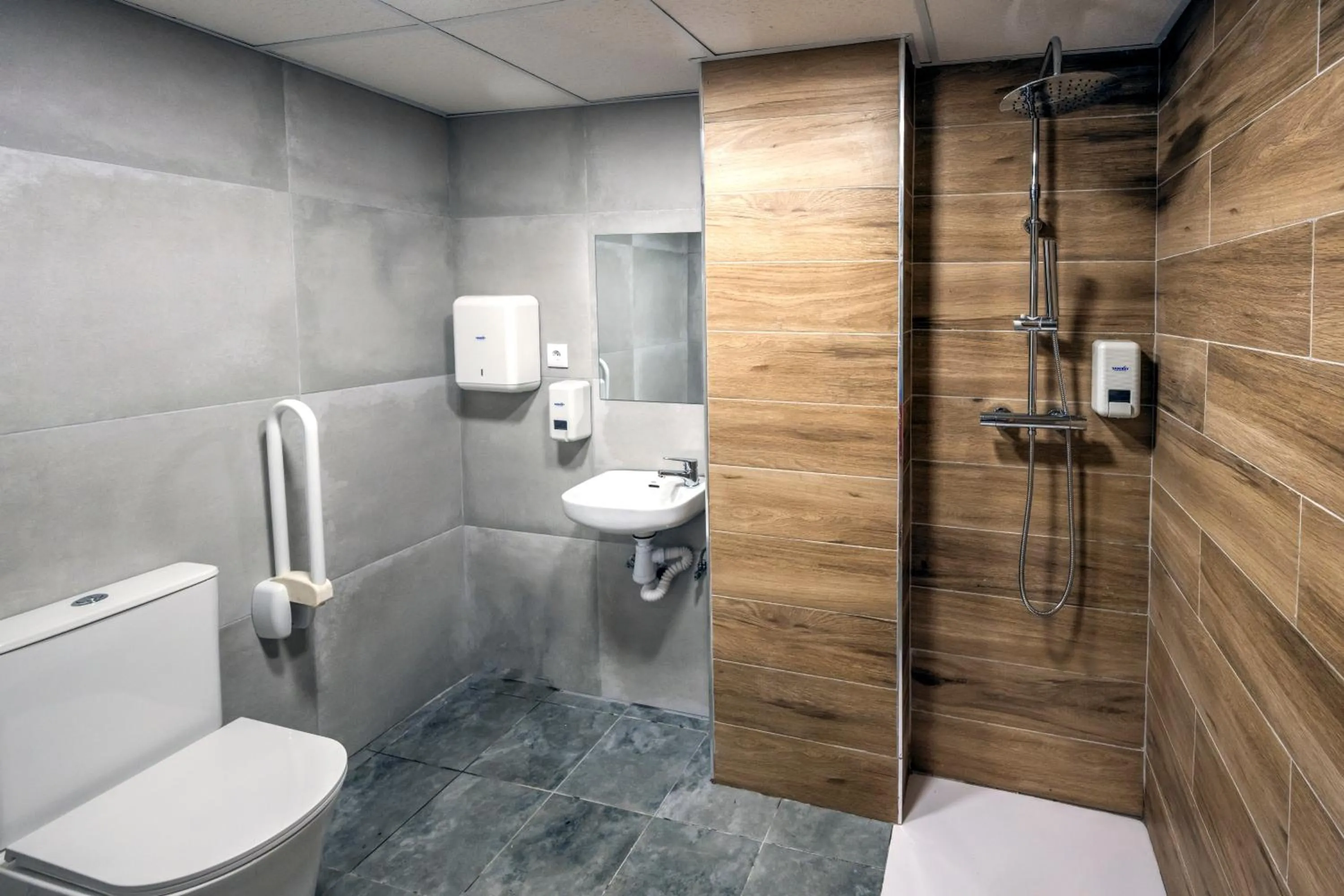 Bathroom in SOM Hostel Valencia