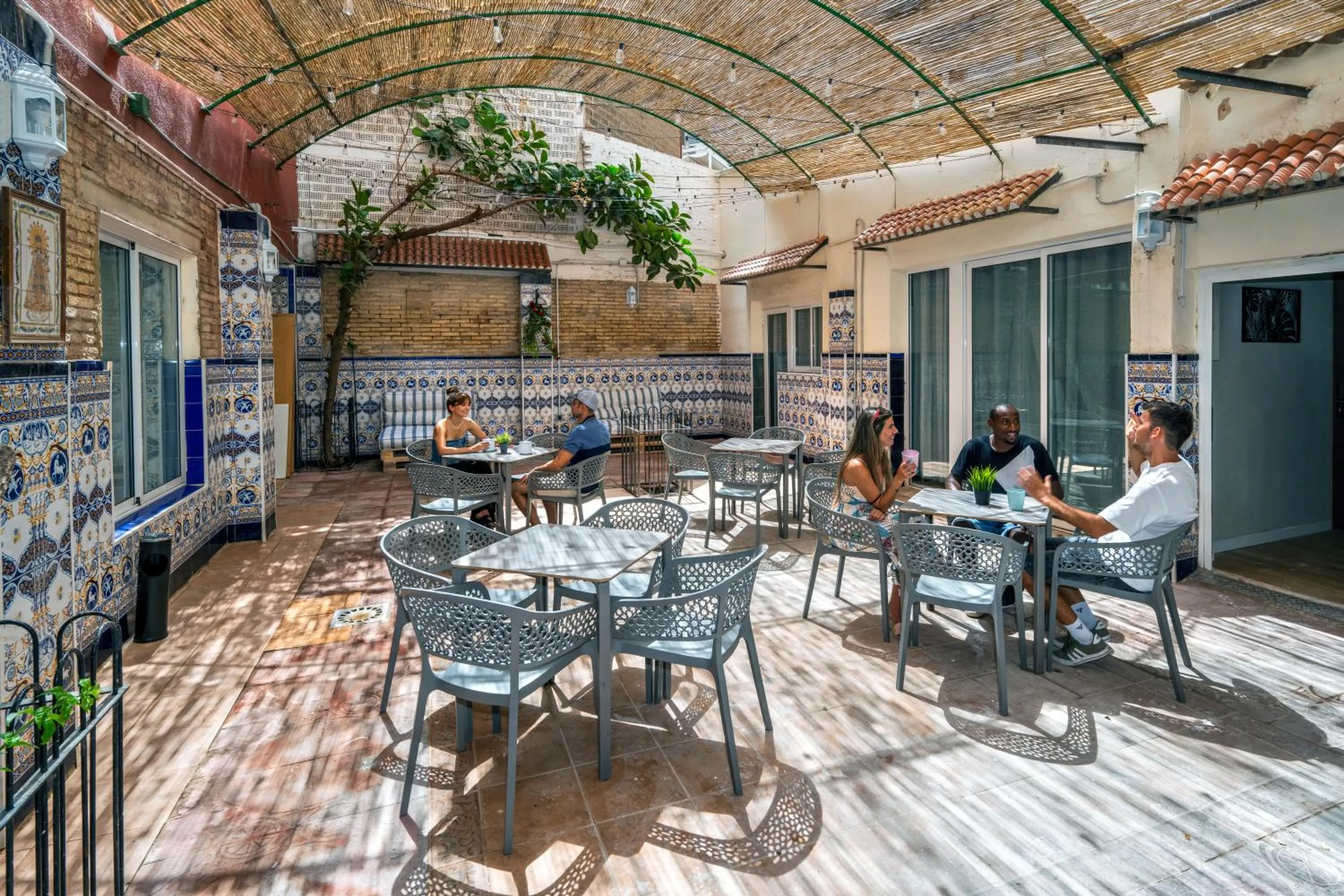 Seating area in SOM Hostel Valencia