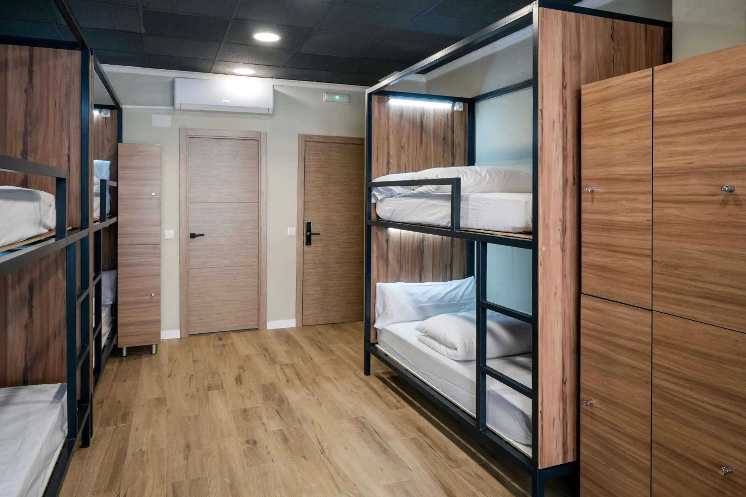 Bed in 12-Bed Mixed Dormitory Room in SOM Hostel Valencia Bed in 12-Bed Mixed Dormitory Room in SOM Hostel Valencia