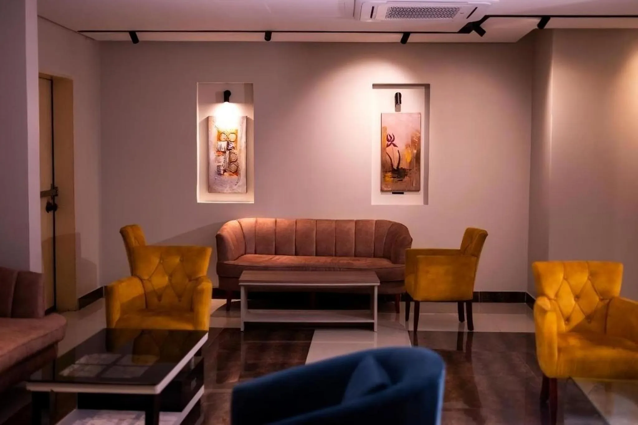 Seating area in Ahlin Suites