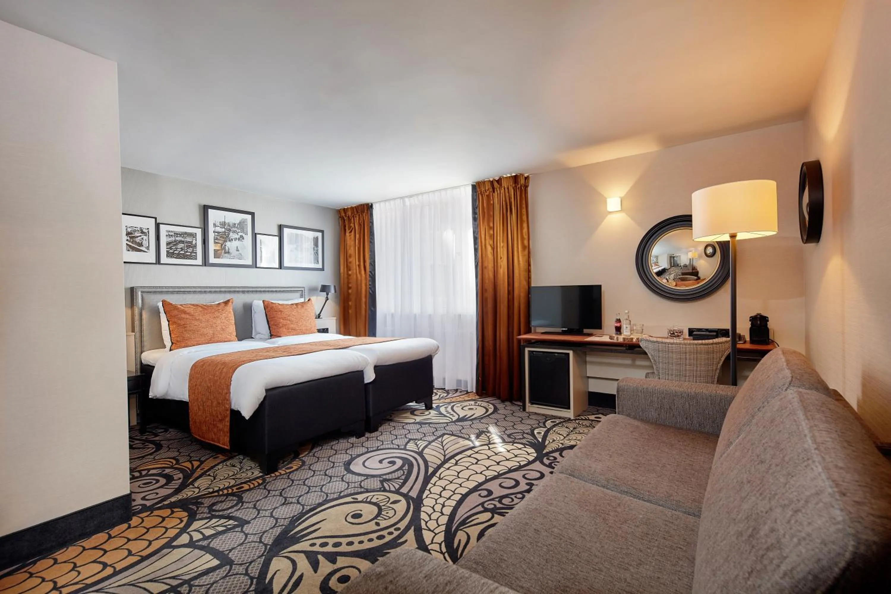 Bed in Carlton Square Hotel