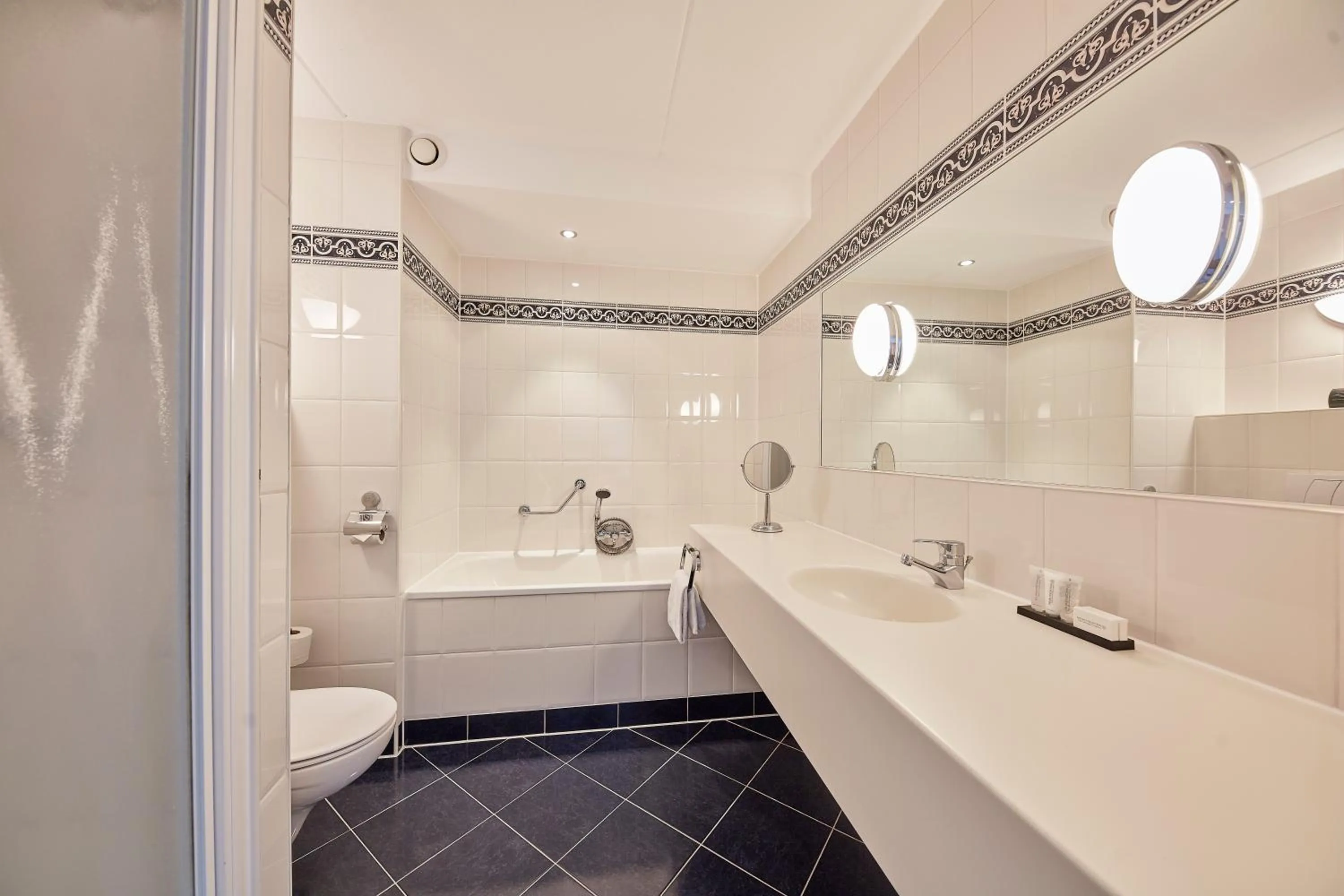 Toilet in Carlton Square Hotel