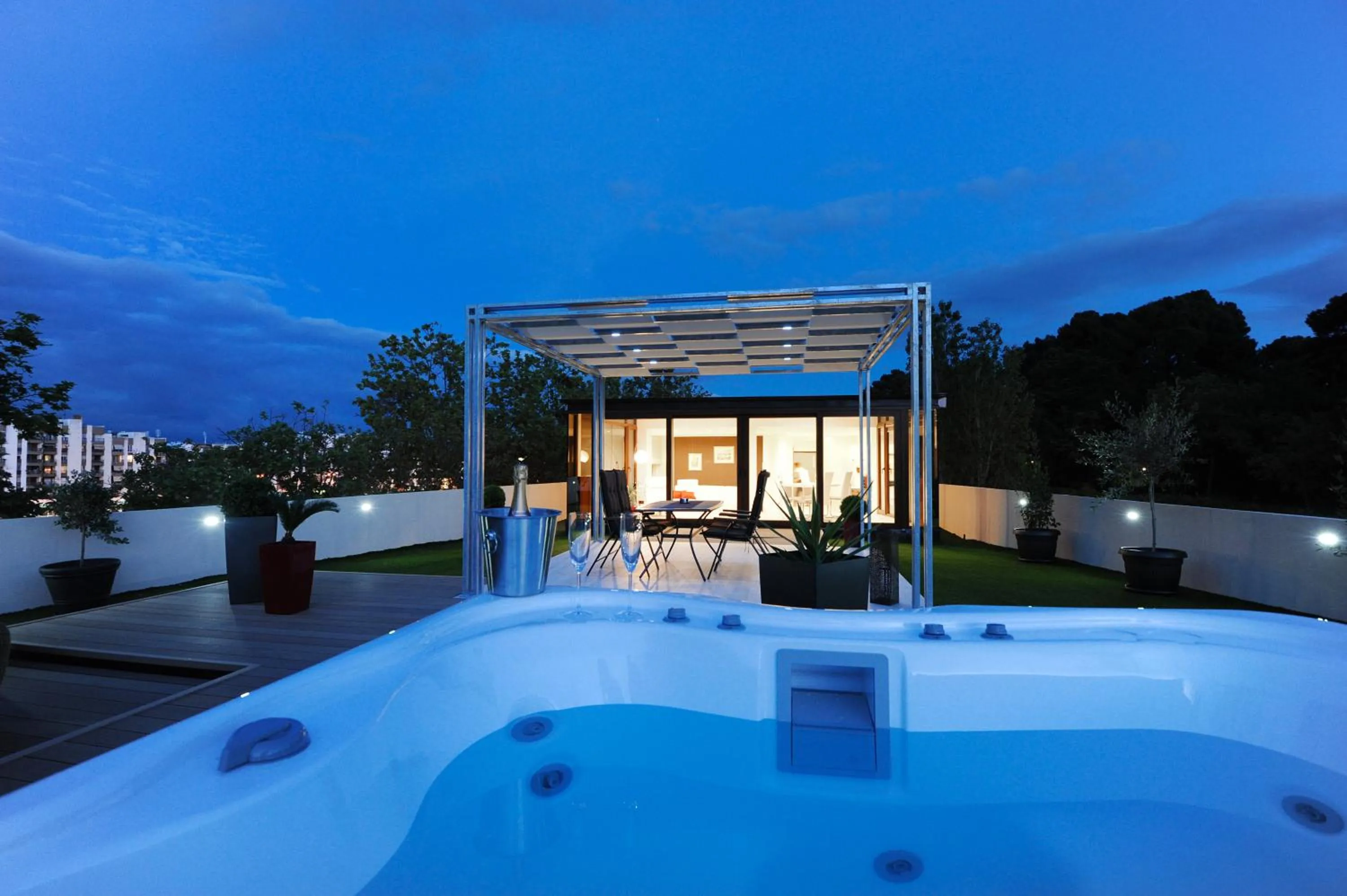 Night in Feel Good Penthouse With Jacuzzi