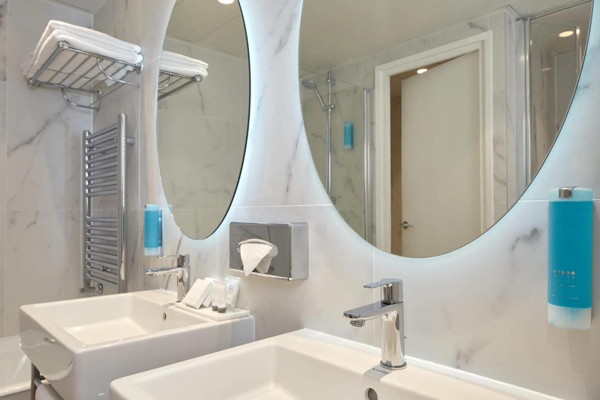 Shower in Hôtel le Royal Rive Gauche