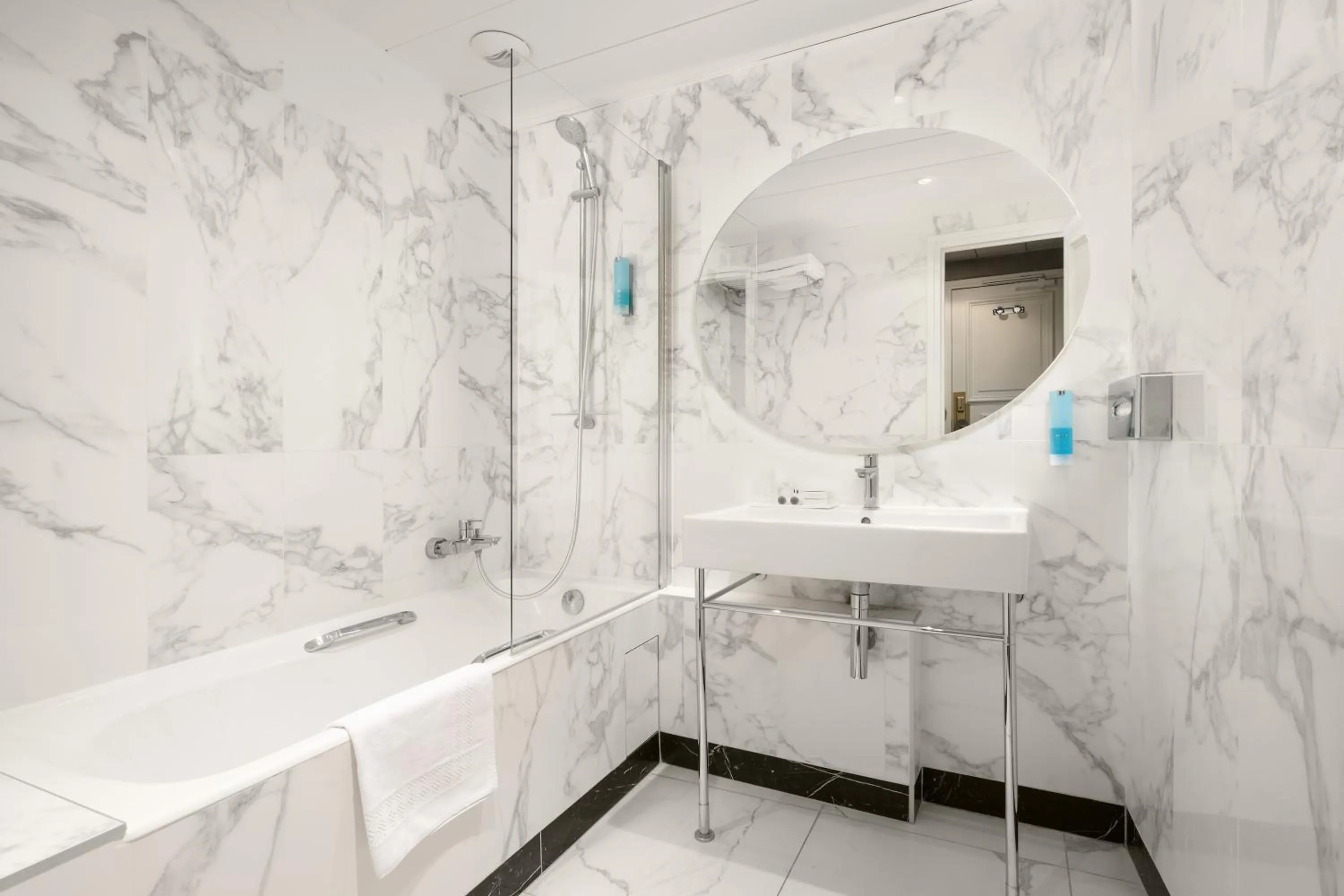 Bathroom in Hôtel le Royal Rive Gauche