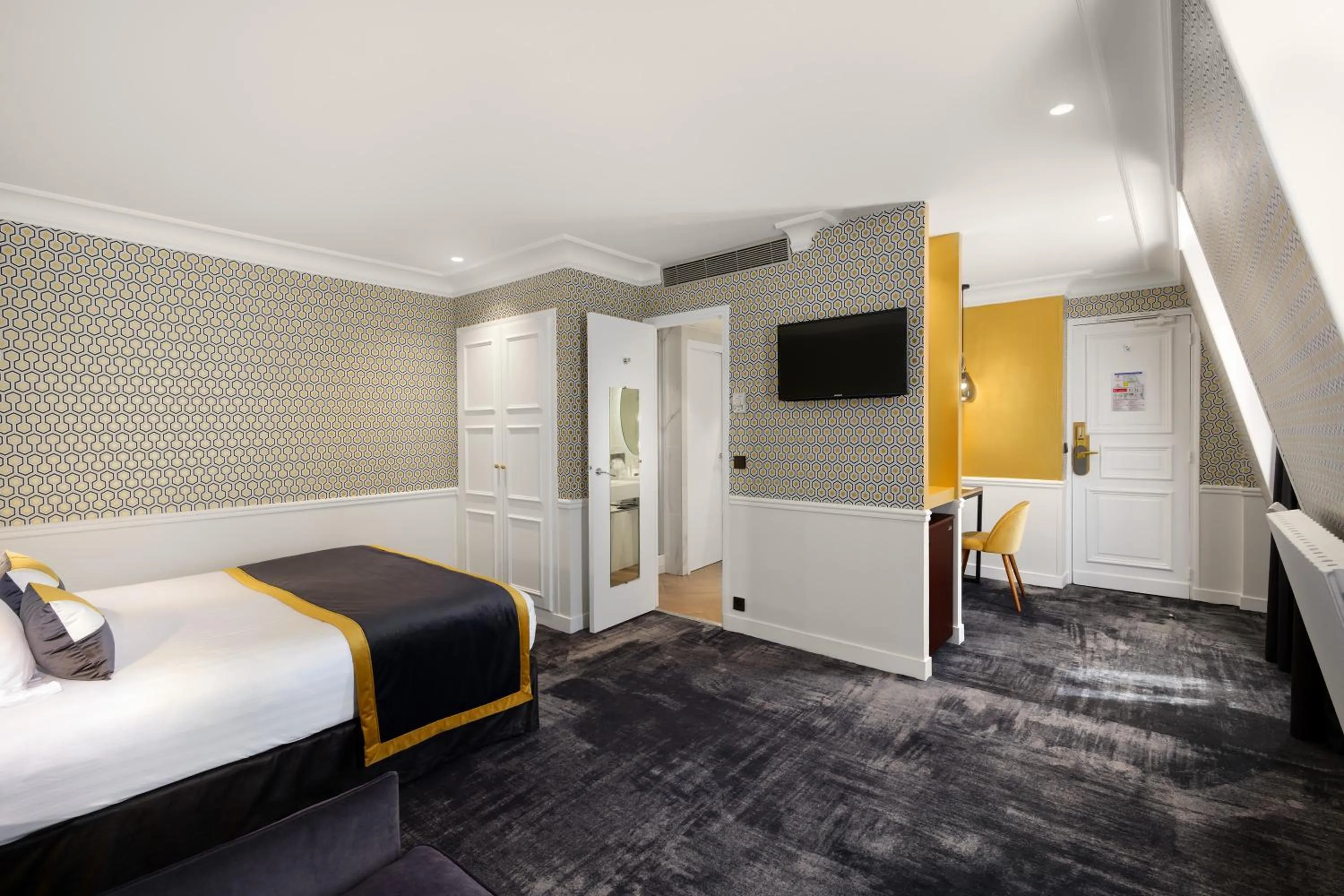 Photo of the whole room, Bed in Hôtel le Royal Rive Gauche