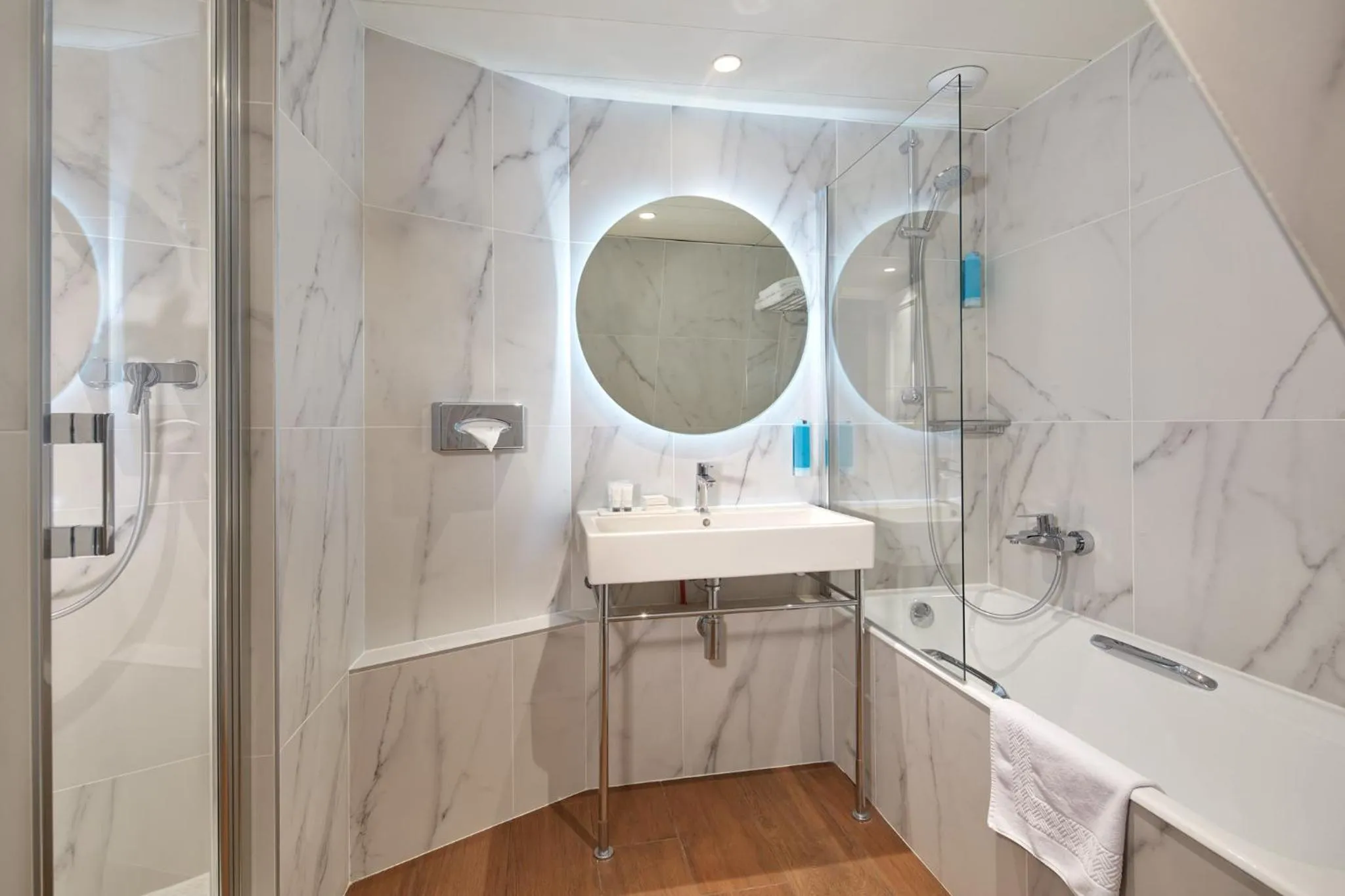 Shower in Hôtel le Royal Rive Gauche