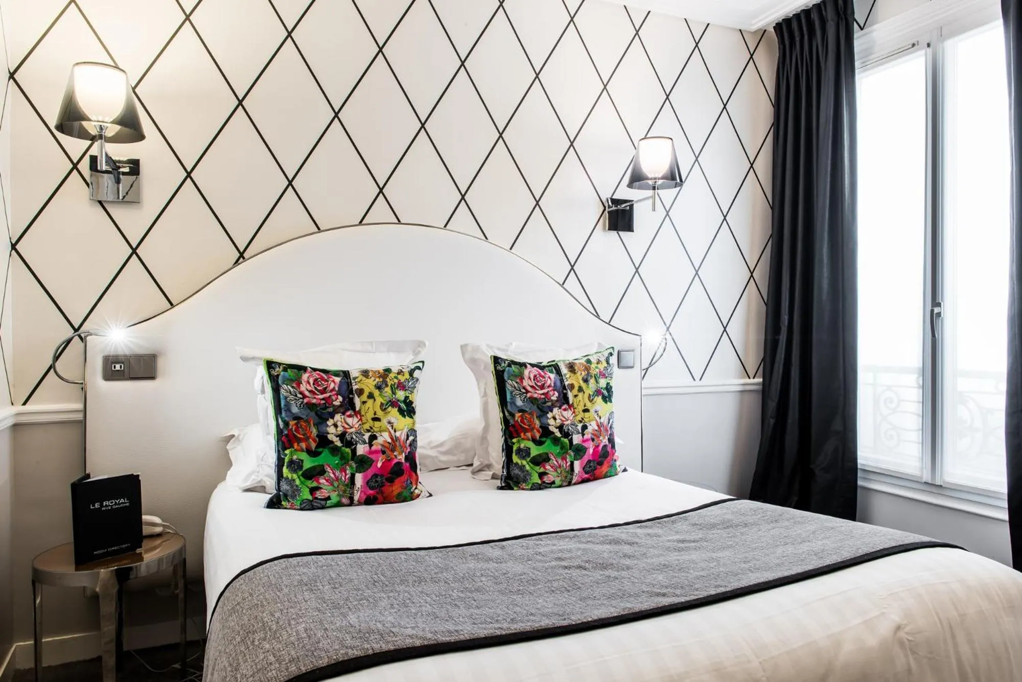 Photo of the whole room, Bed in Hôtel le Royal Rive Gauche