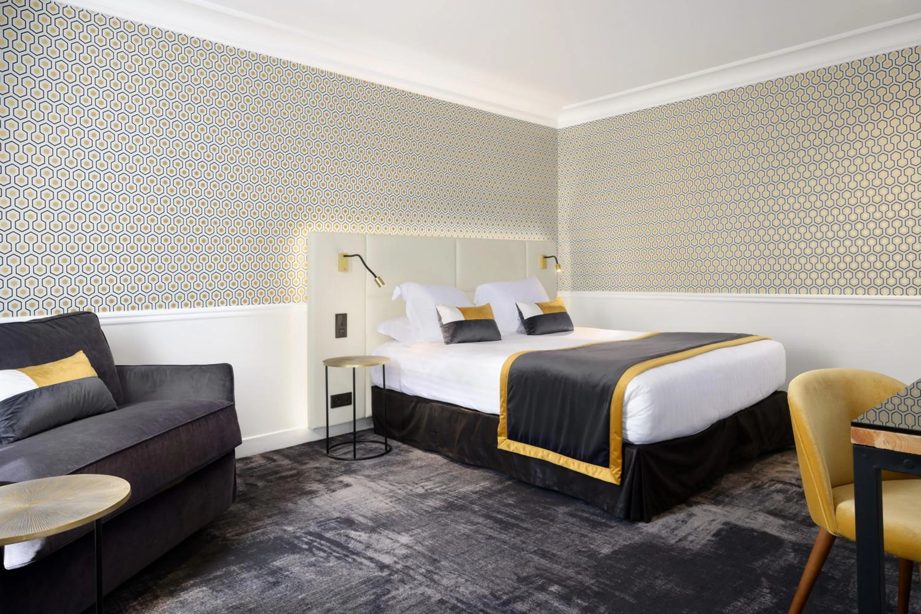 Photo of the whole room, Bed in Hôtel le Royal Rive Gauche