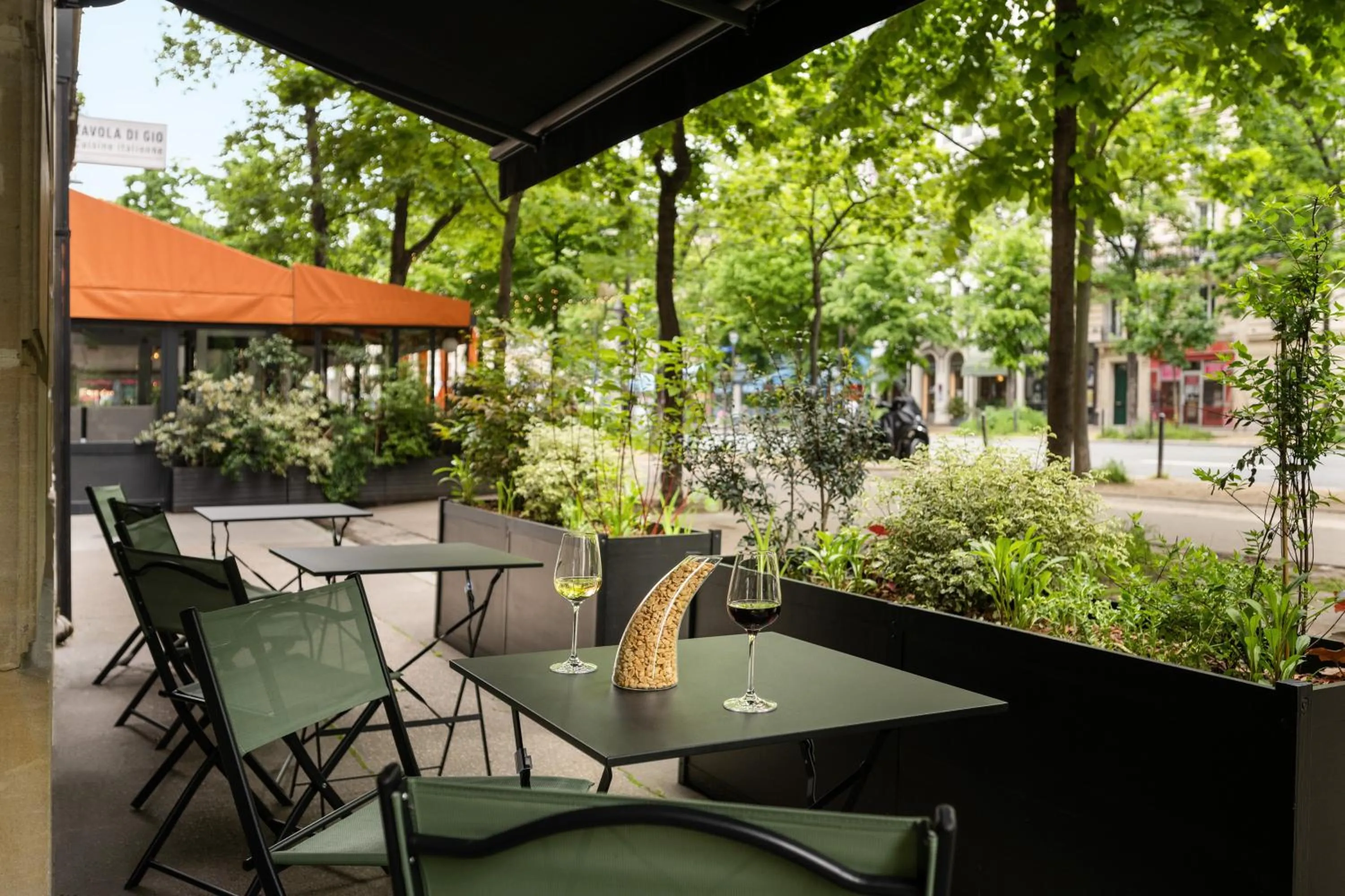 Patio in Hôtel le Royal Rive Gauche