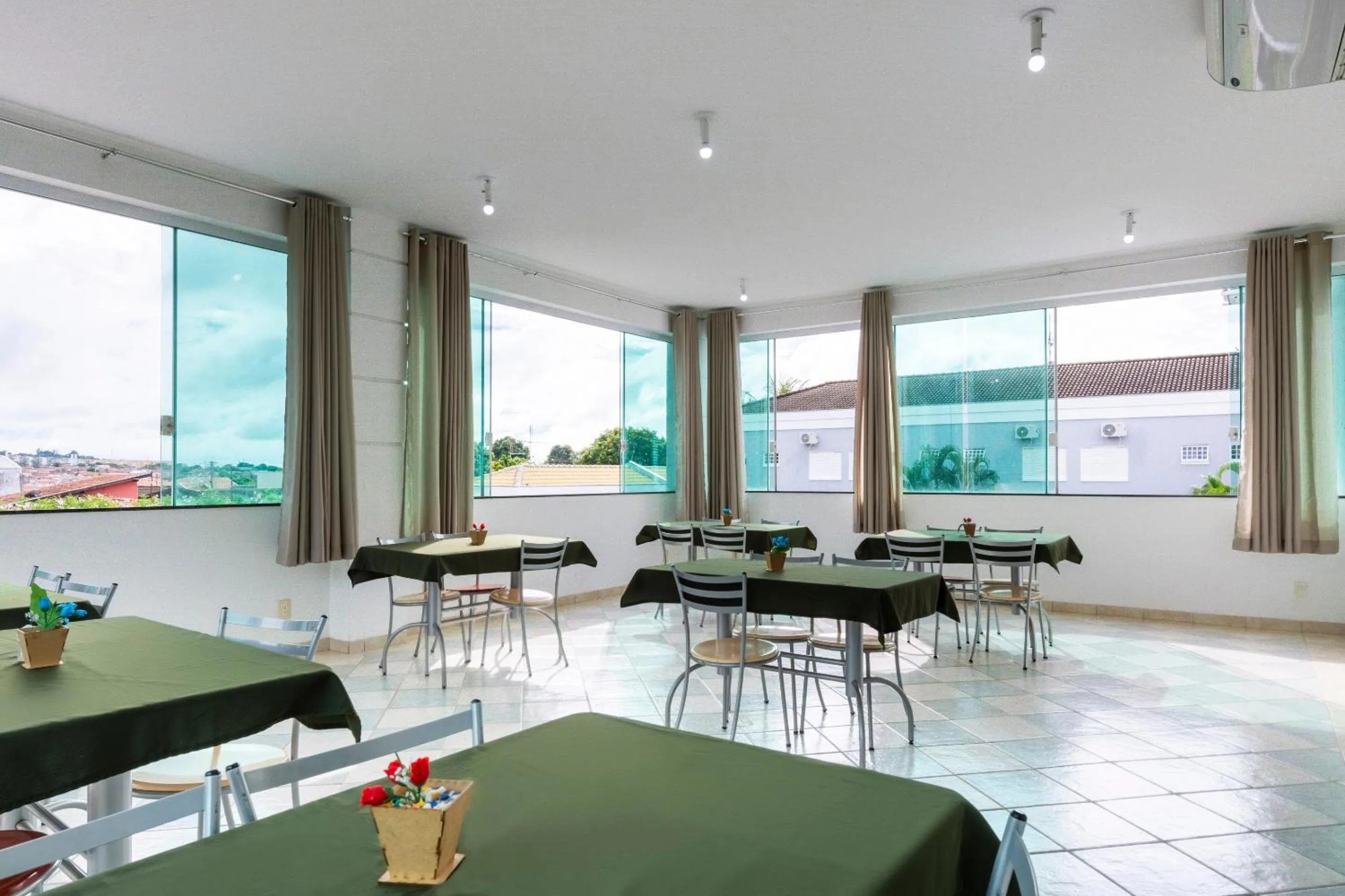 Dining area in OYO Hotel Cosmópolis, Sao Paulo