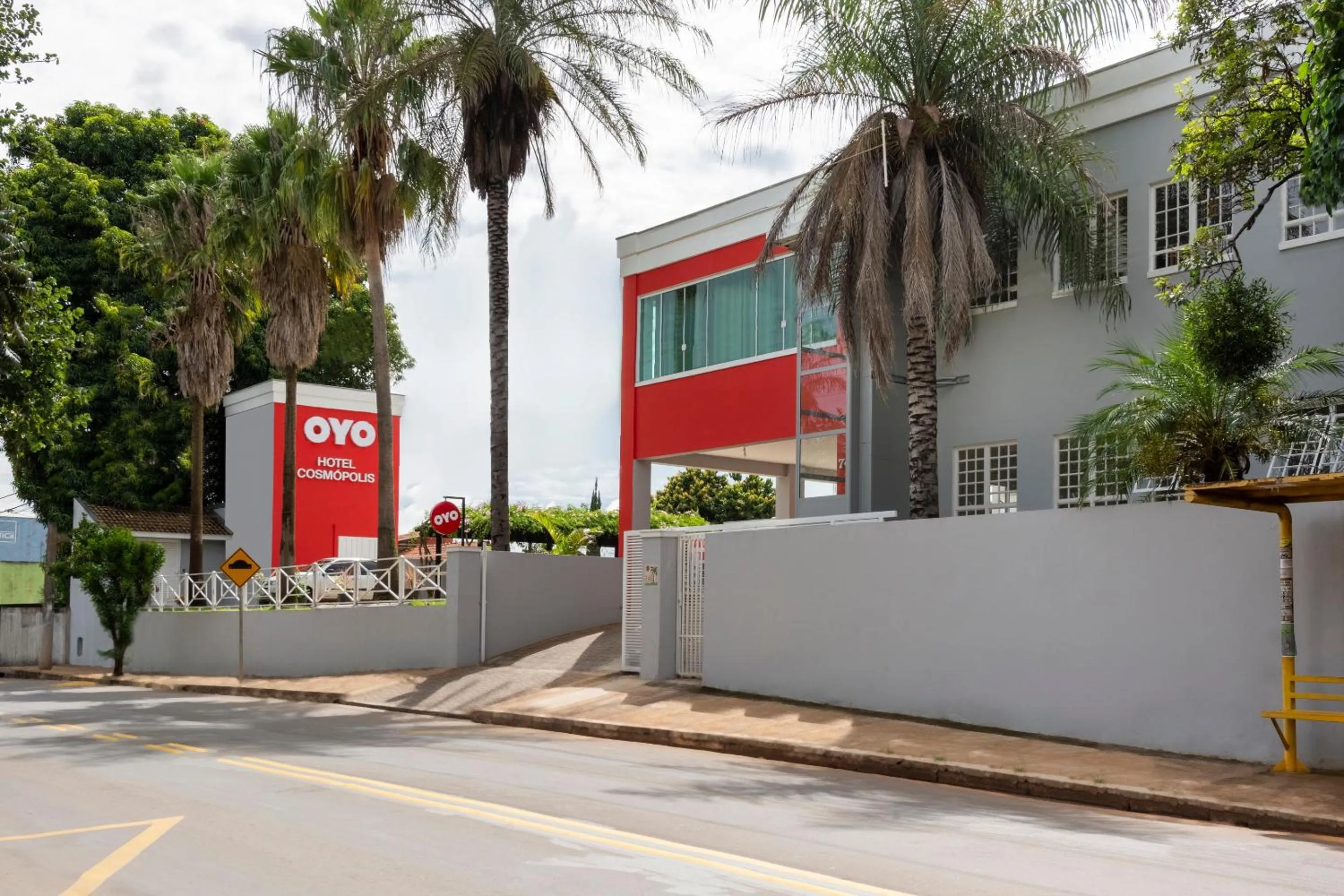 Facade/entrance in OYO Hotel Cosmópolis, Sao Paulo