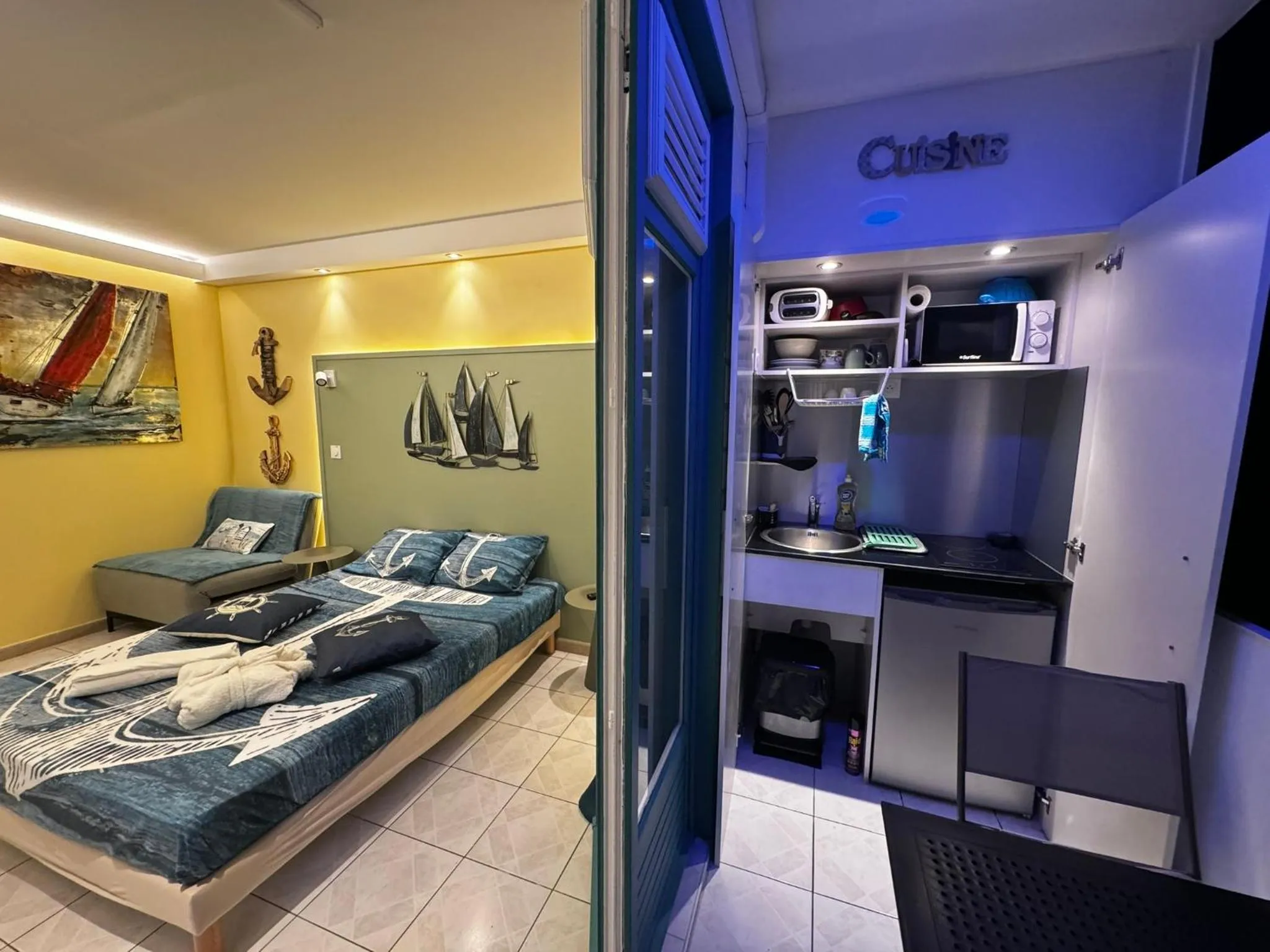 Bed in Le Voilier - Élégant studio avec piscine - vue sur mer et plage à proximité