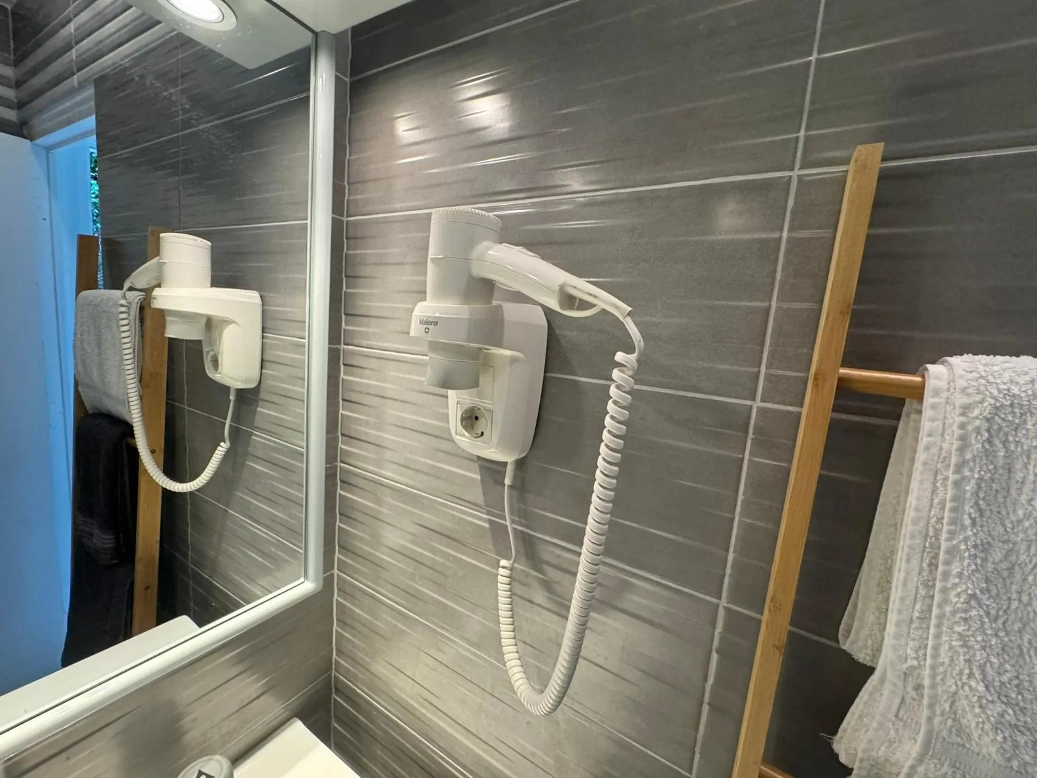 Shower in Le Voilier - Élégant studio avec piscine - vue sur mer et plage à proximité