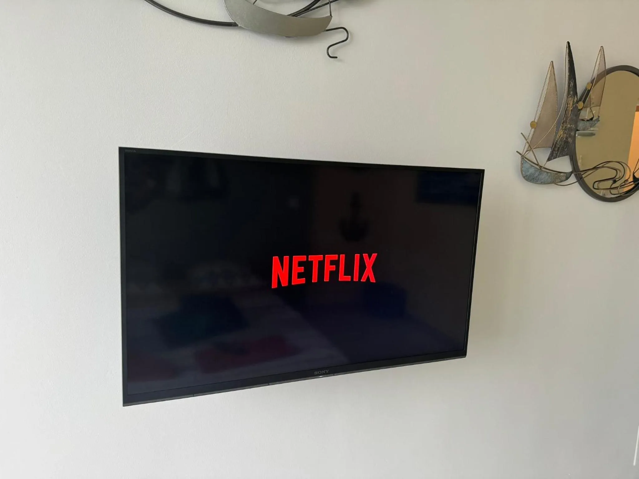 Communal lounge/ TV room in Le Voilier - Élégant studio avec piscine - vue sur mer et plage à proximité