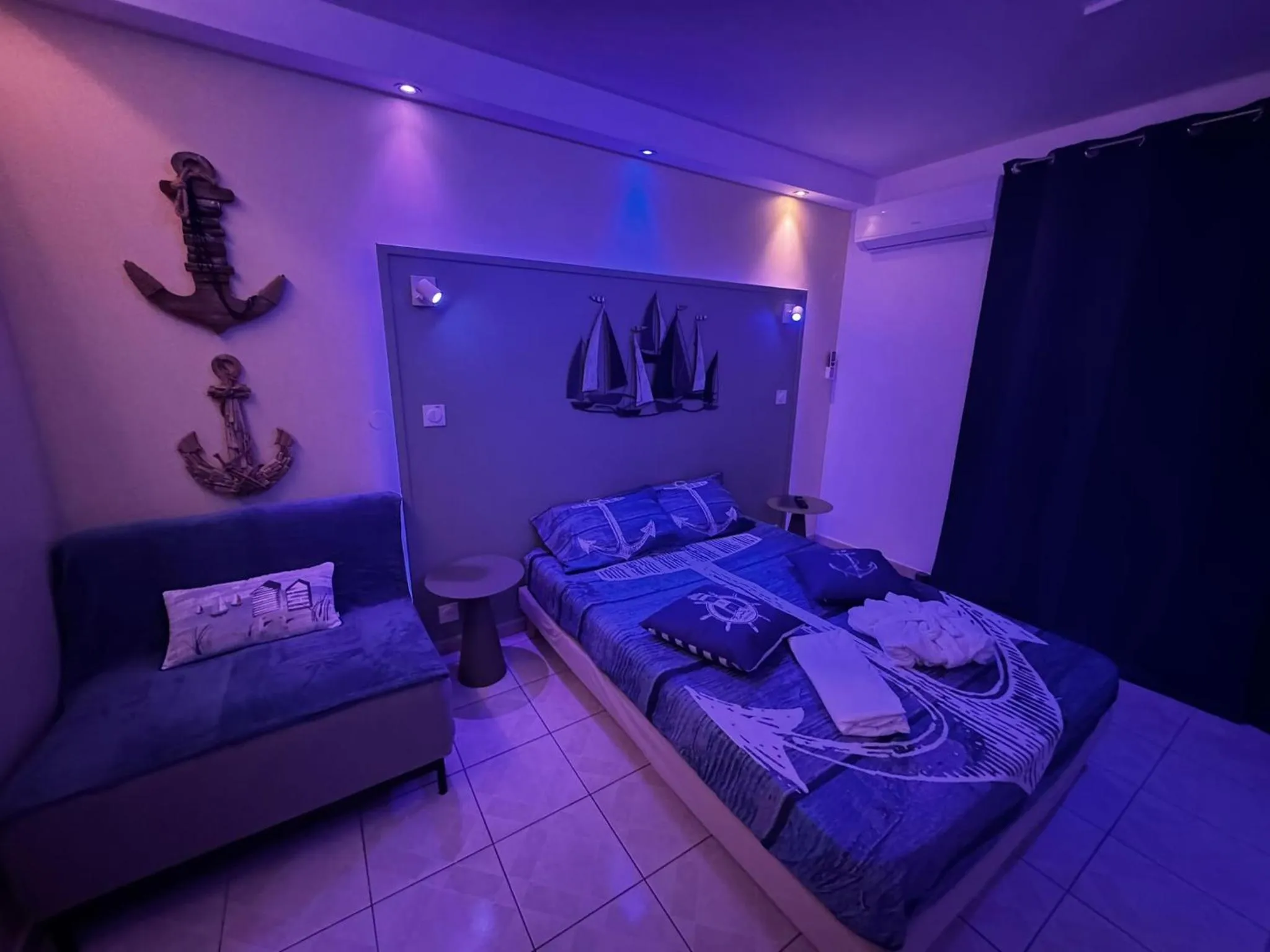 Bed in Le Voilier - Élégant studio avec piscine - vue sur mer et plage à proximité