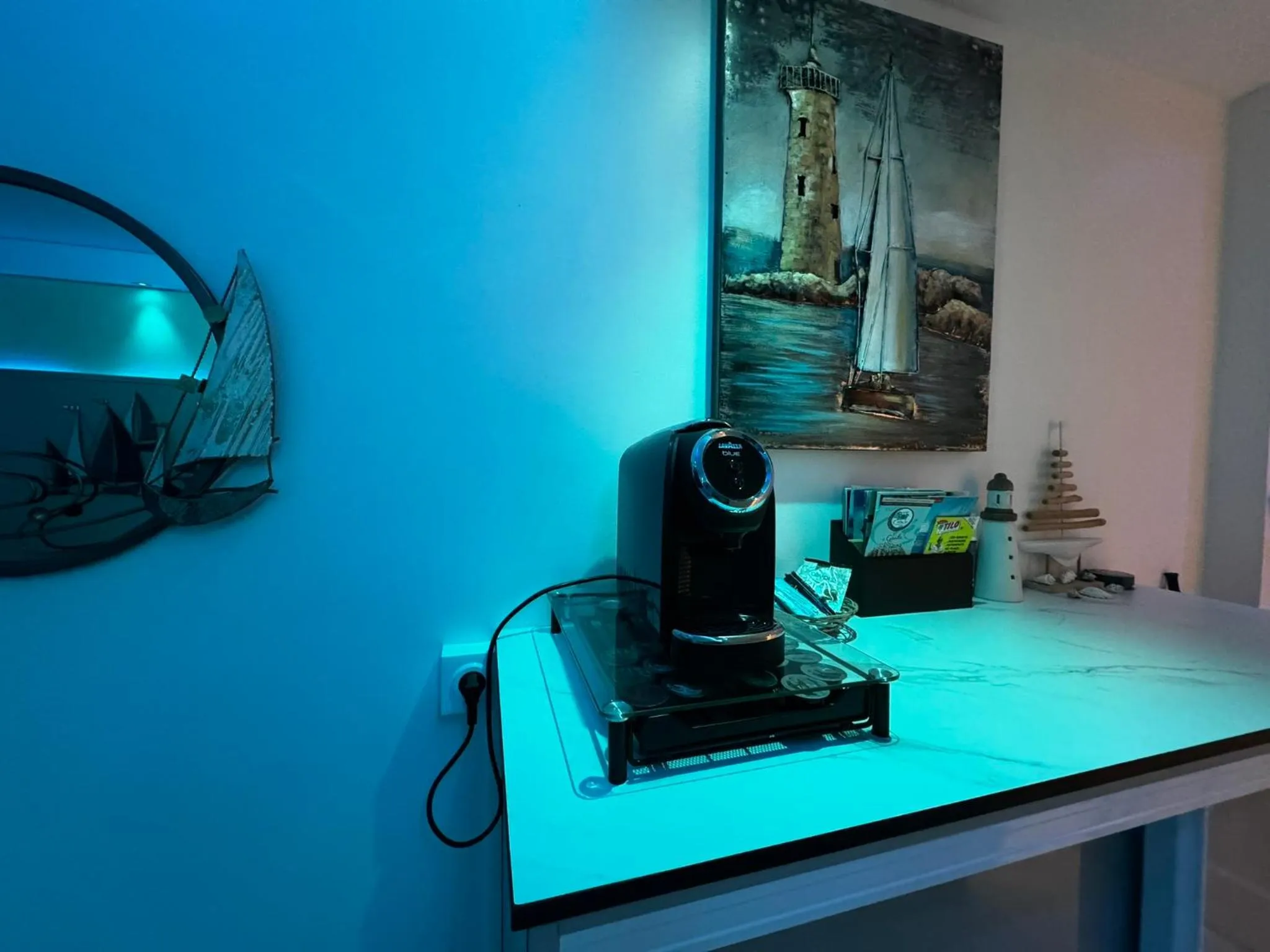 Coffee/tea facilities in Le Voilier - Élégant studio avec piscine - vue sur mer et plage à proximité