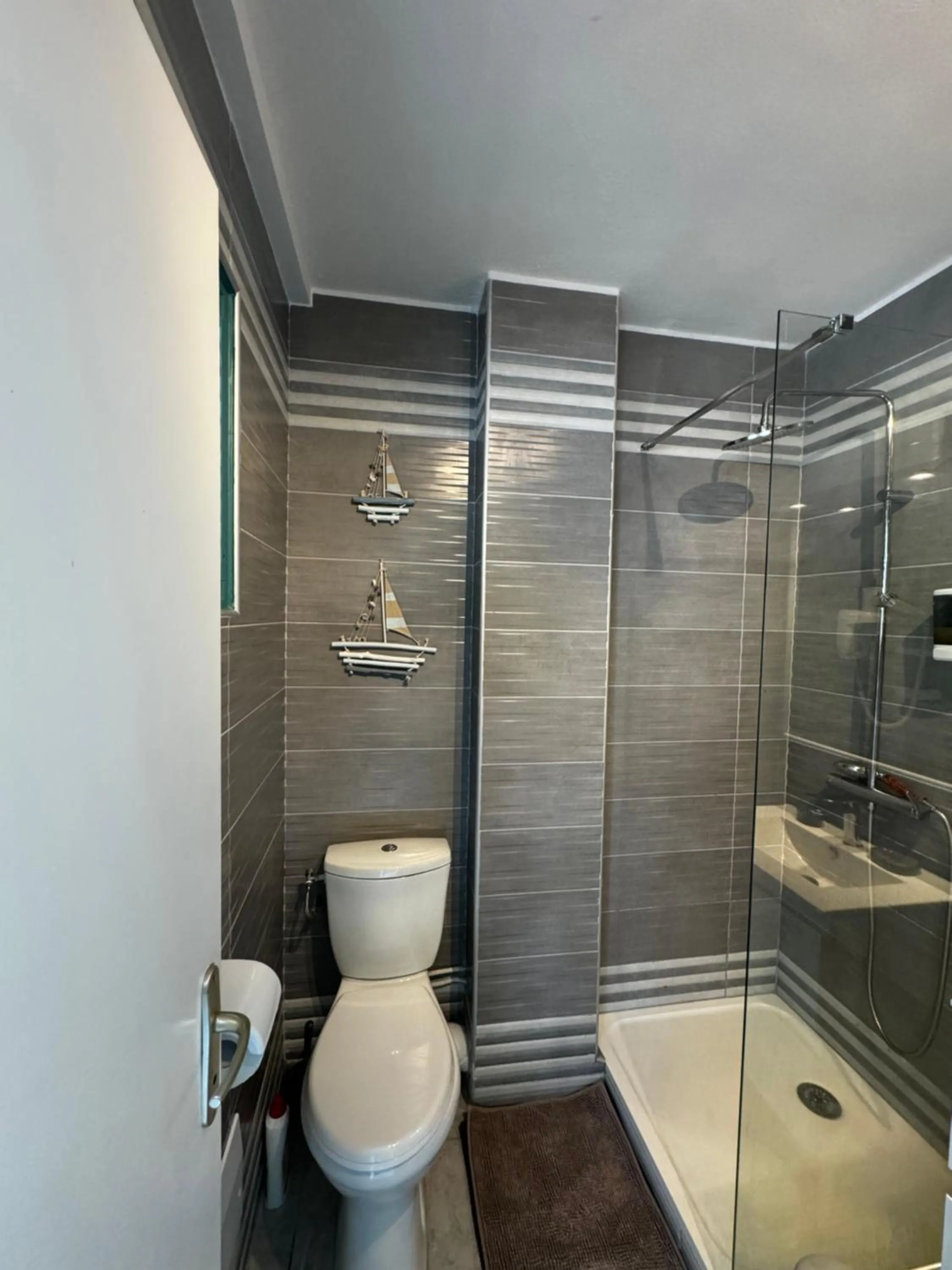 Shower in Le Voilier - Élégant studio avec piscine - vue sur mer et plage à proximité