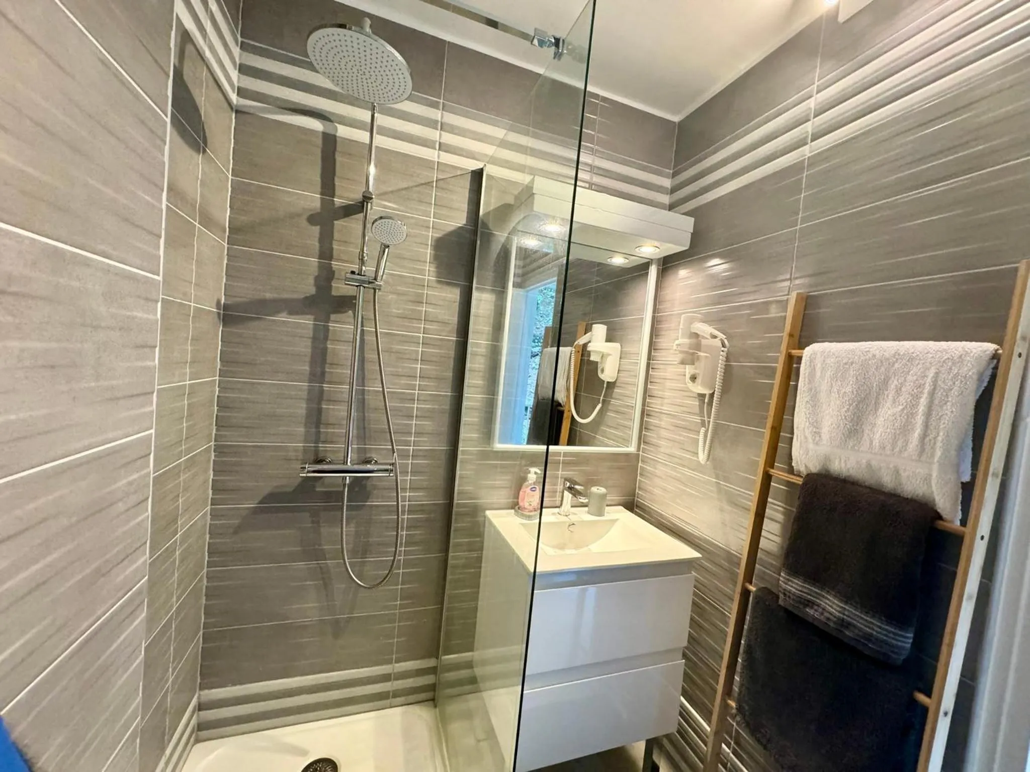 Shower in Le Voilier - Élégant studio avec piscine - vue sur mer et plage à proximité