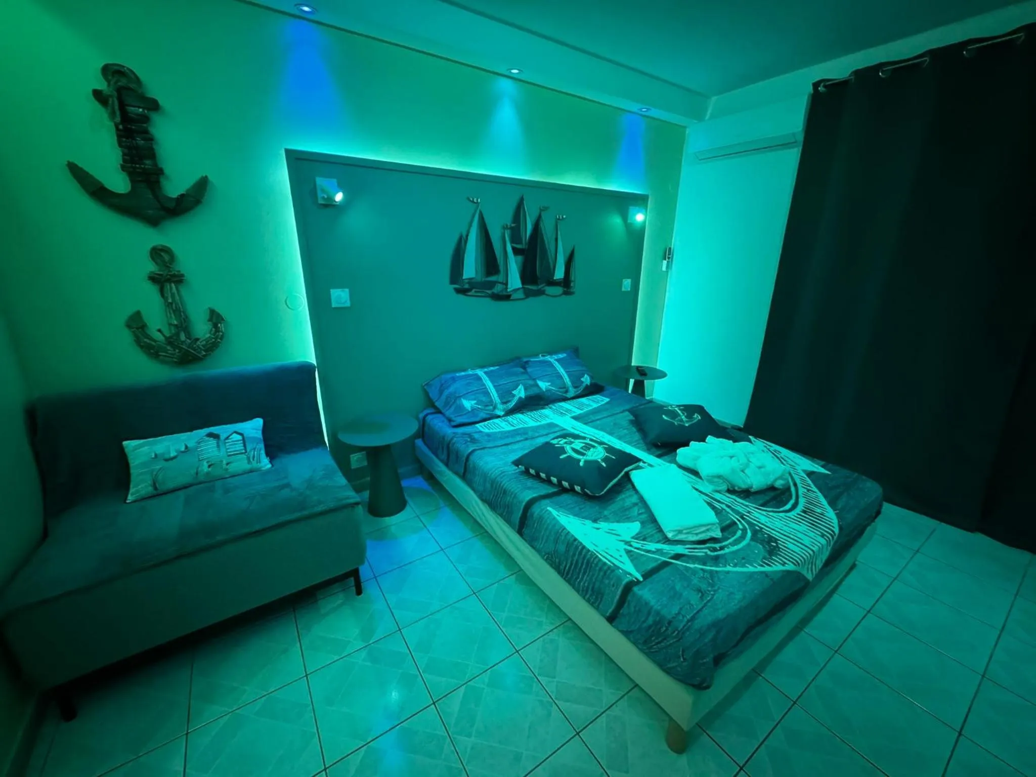 Bed in Le Voilier - Élégant studio avec piscine - vue sur mer et plage à proximité