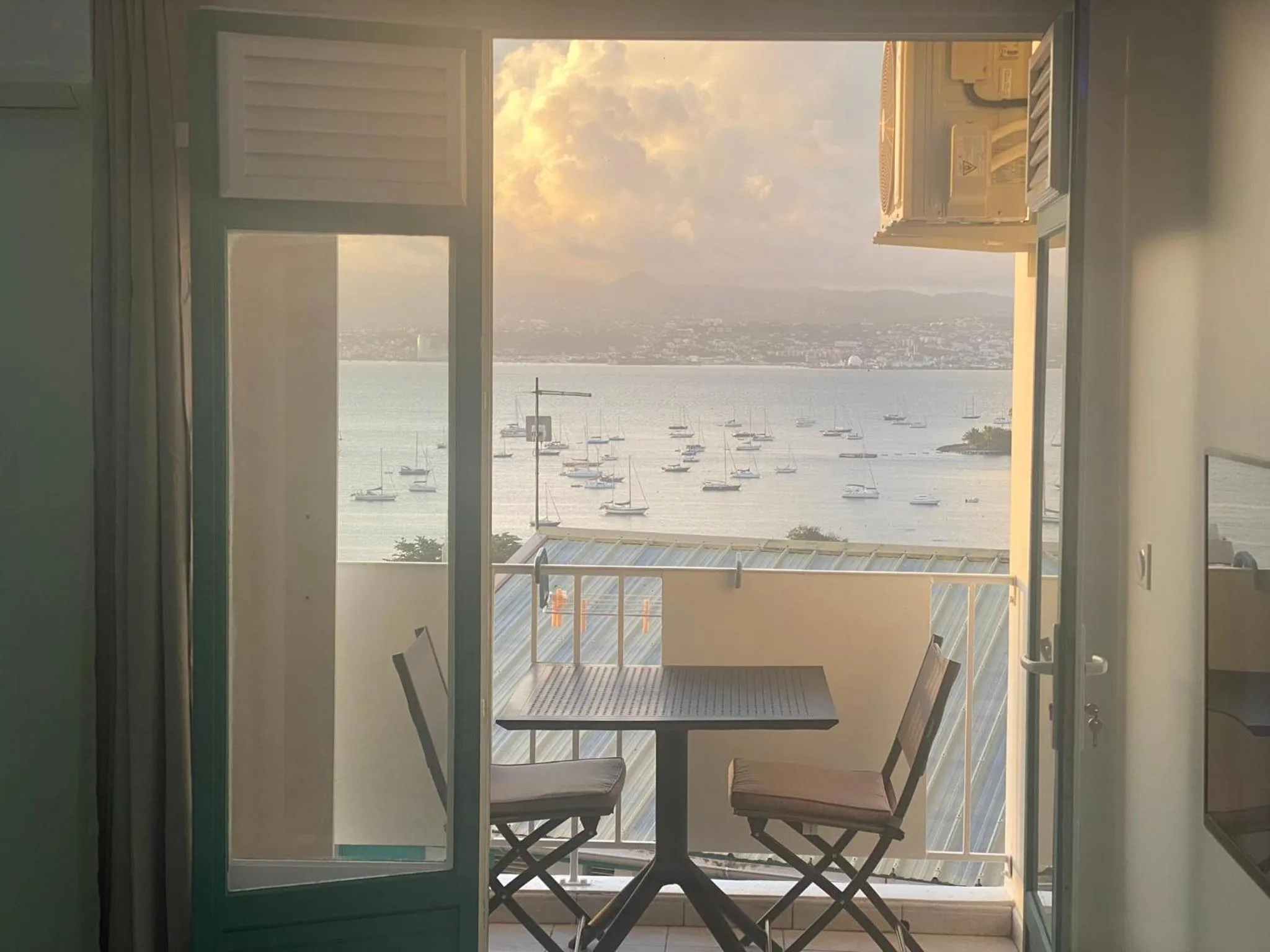 Patio in Le Voilier - Élégant studio avec piscine - vue sur mer et plage à proximité