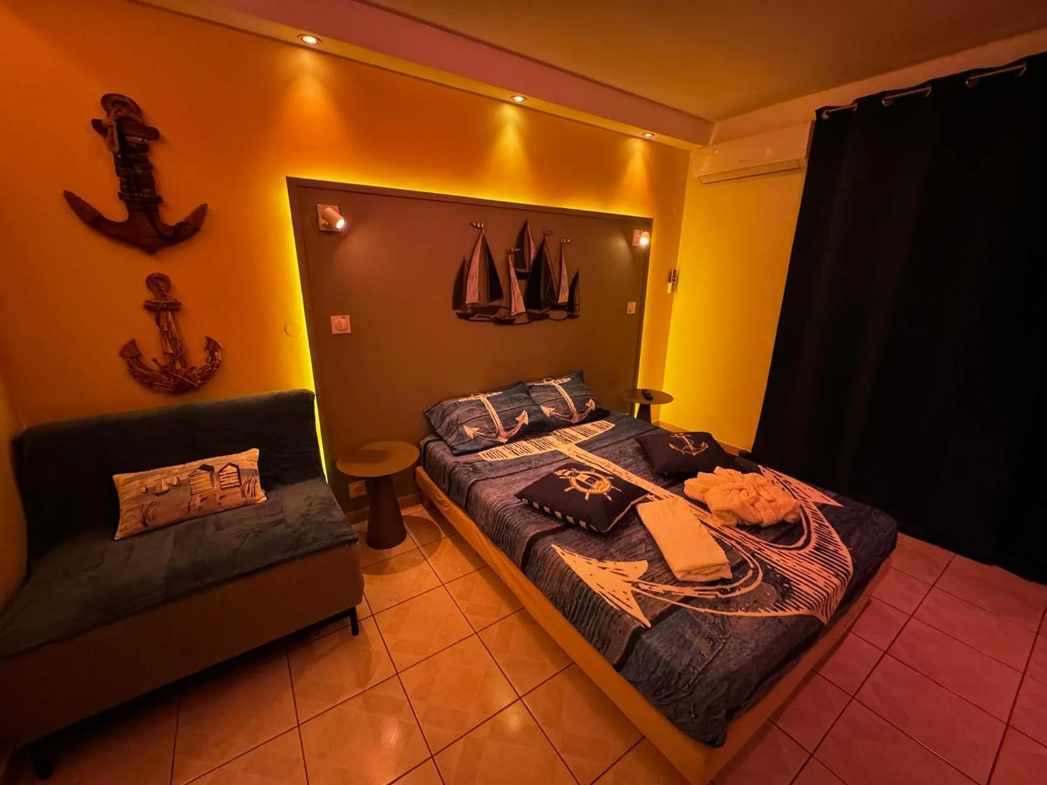 Bed in Le Voilier - Élégant studio avec piscine - vue sur mer et plage à proximité