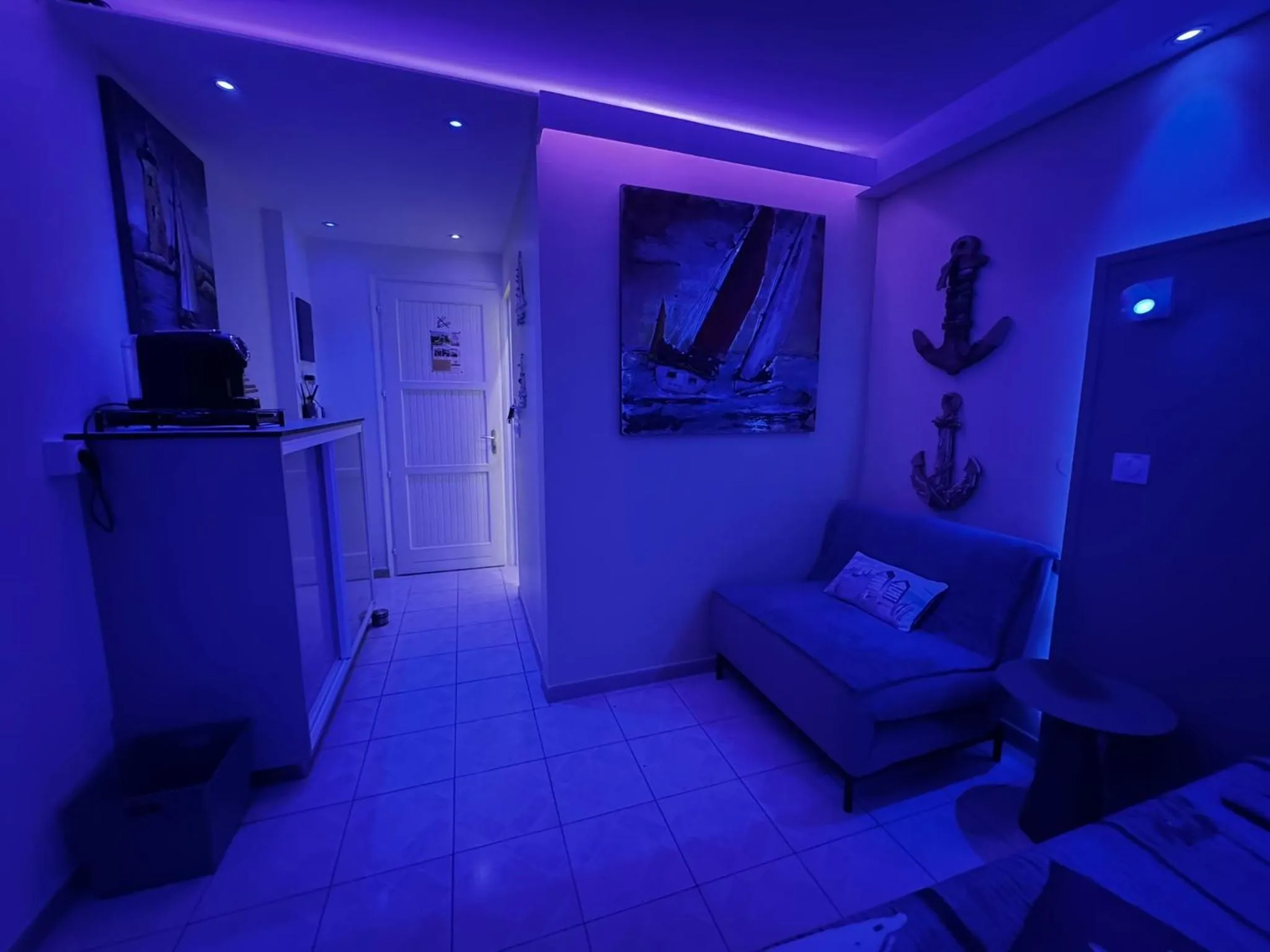 TV and multimedia in Le Voilier - Élégant studio avec piscine - vue sur mer et plage à proximité