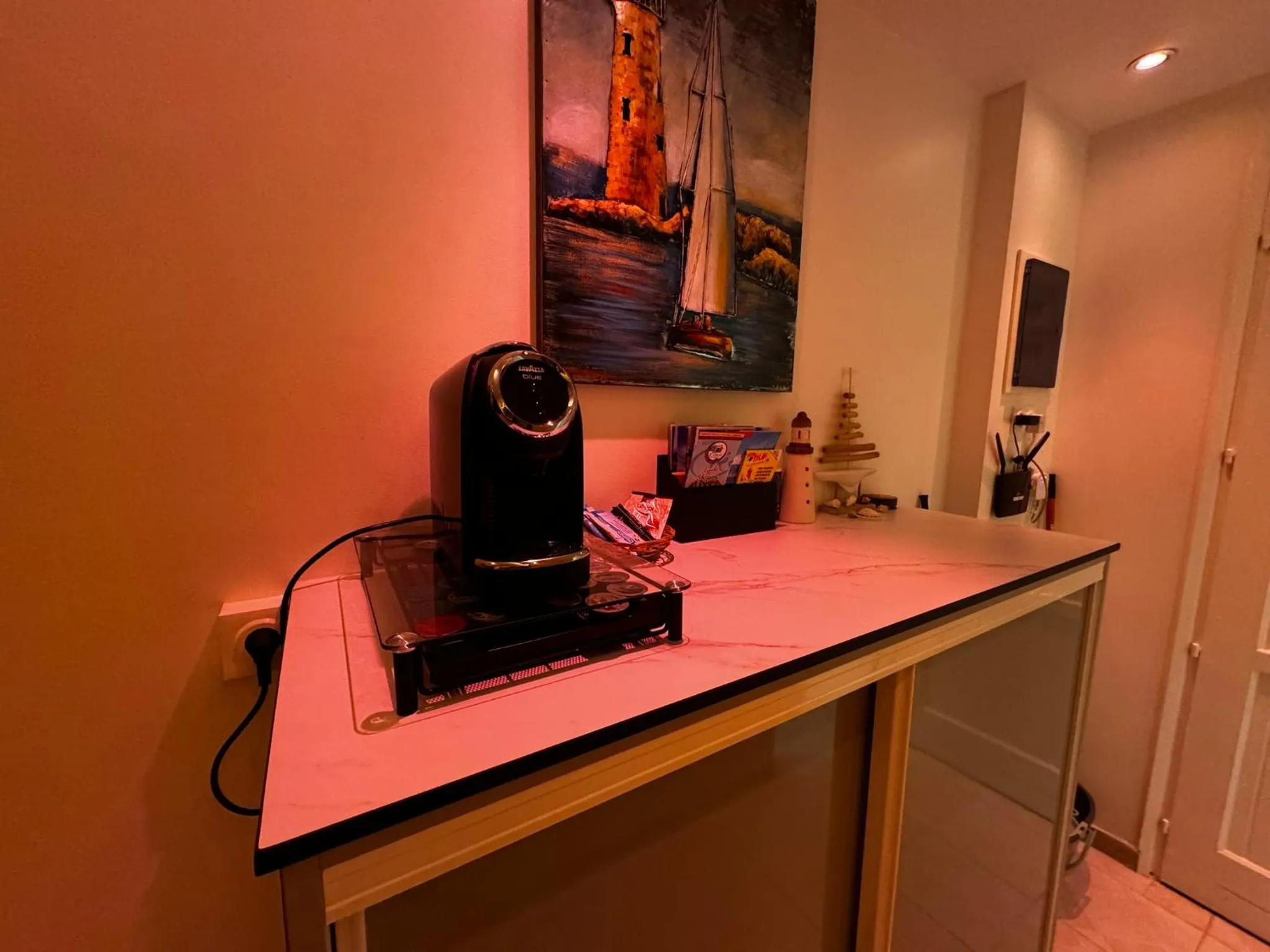 Coffee/tea facilities in Le Voilier - Élégant studio avec piscine - vue sur mer et plage à proximité