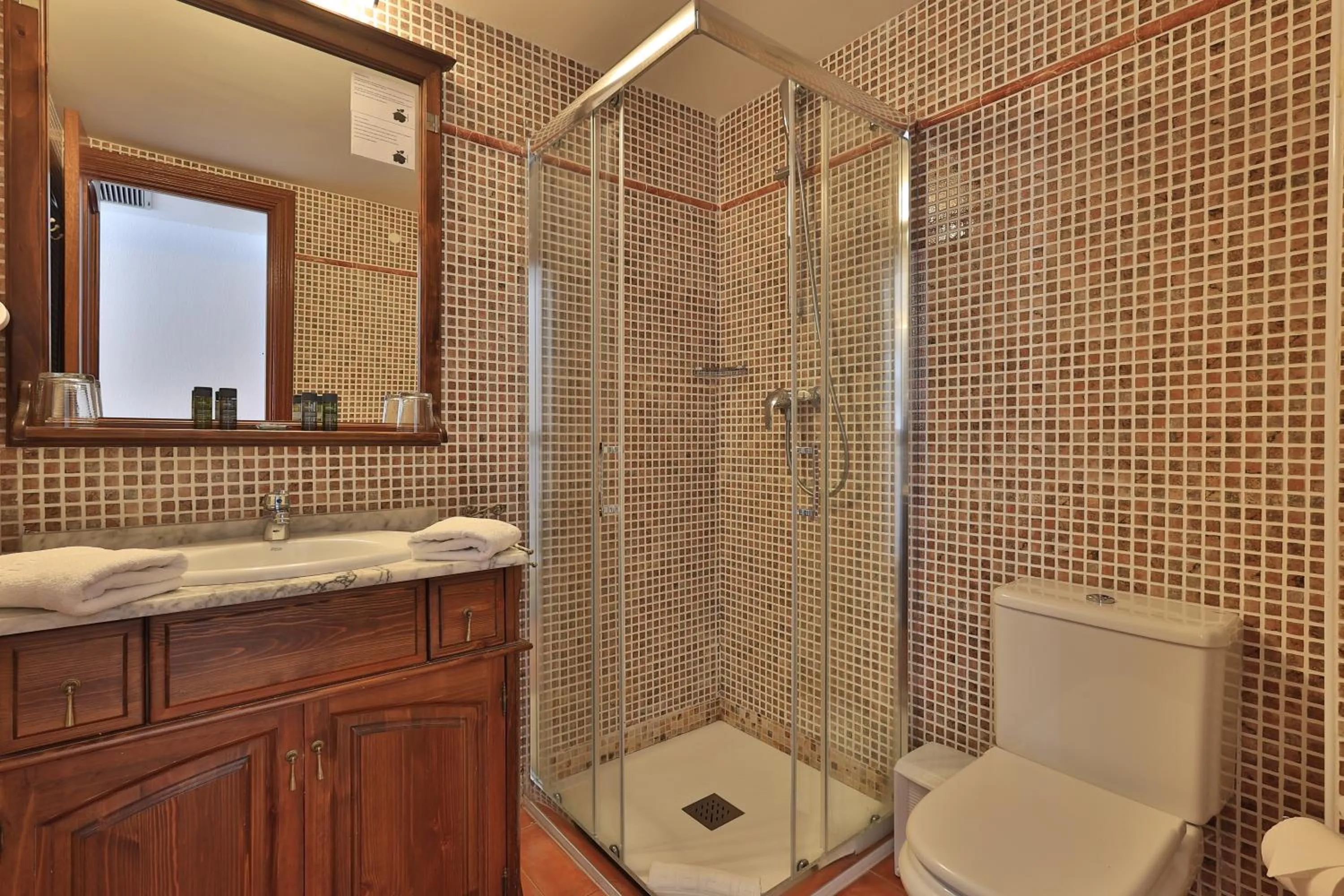 Shower in Hôtel Playa