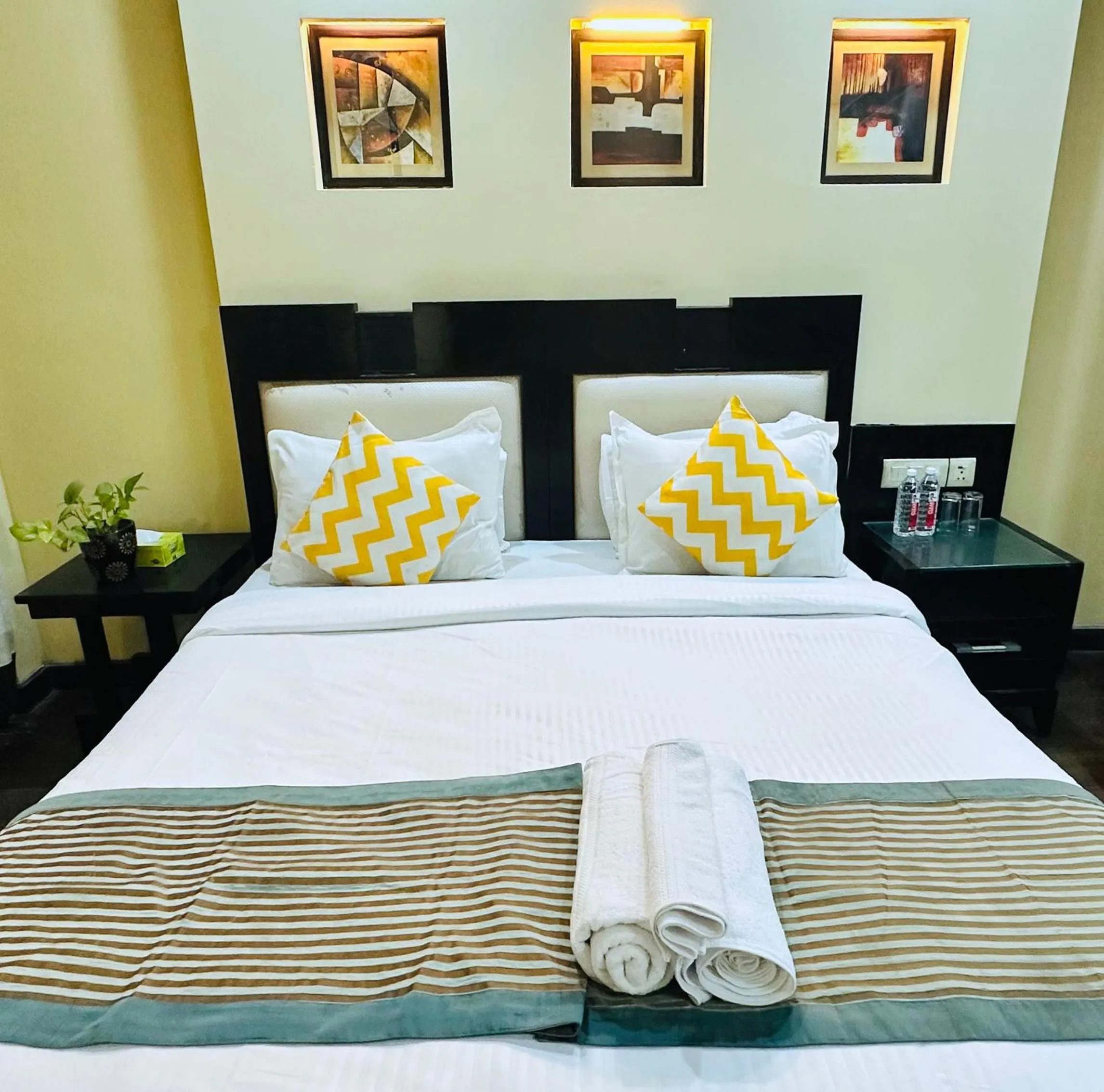 Bedroom, Bed in Posh Suites - Golf Course Road