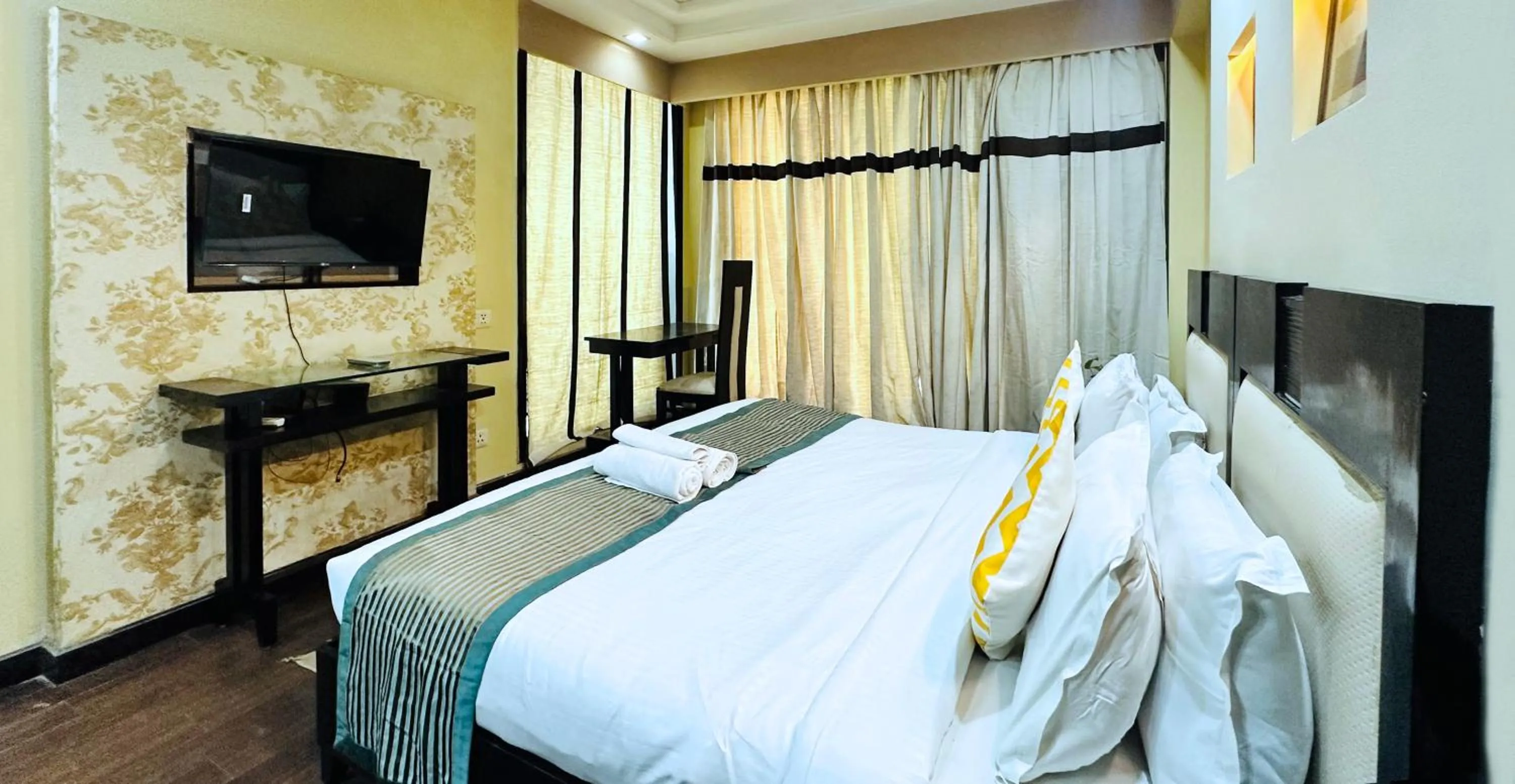 Bed in Posh Suites - Golf Course Road