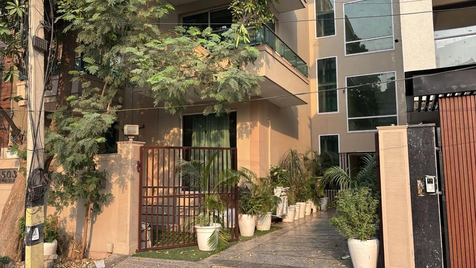 Property building in Posh Suites - Golf Course Road