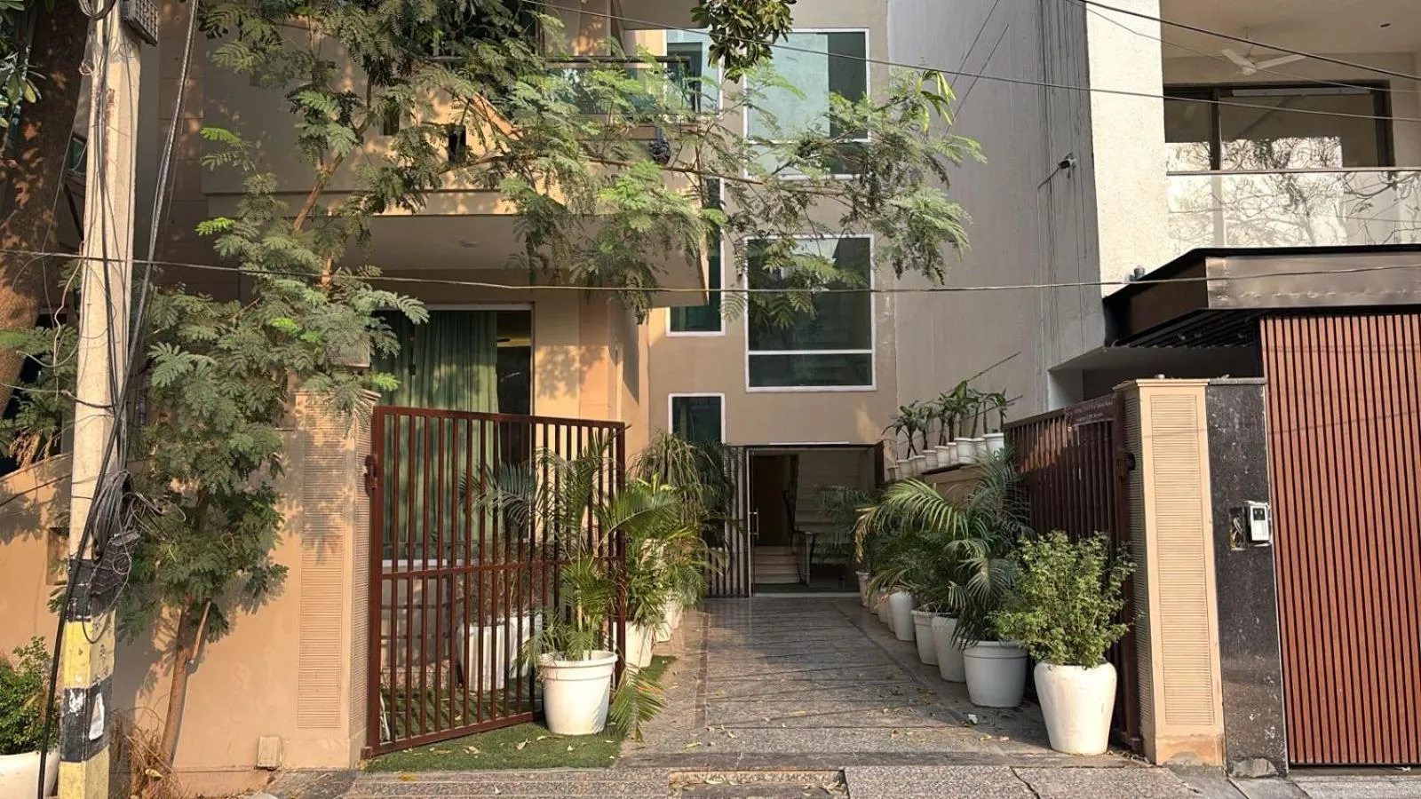 Property building in Posh Suites - Golf Course Road