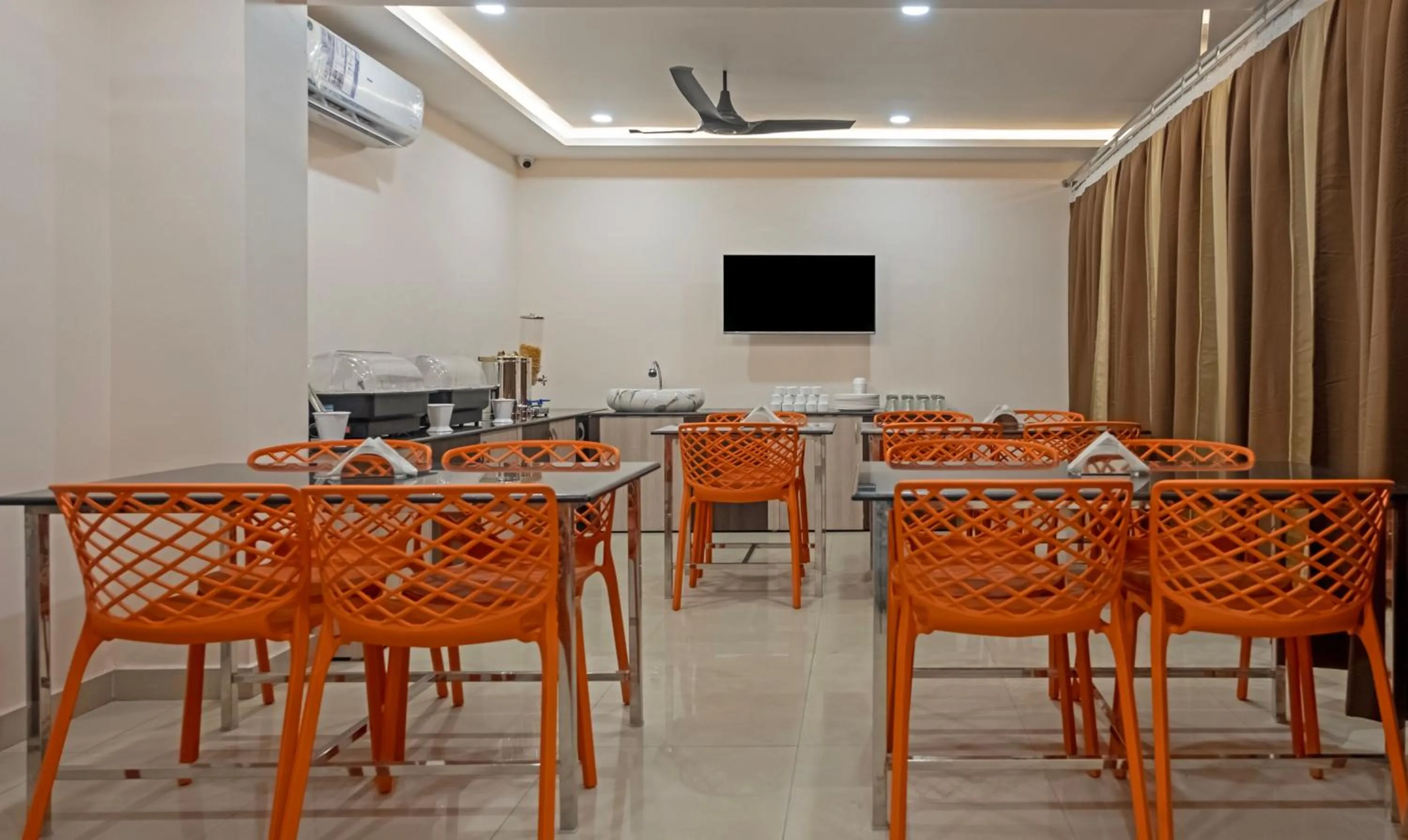 Restaurant/places to eat in Treebo Su Casa Grand