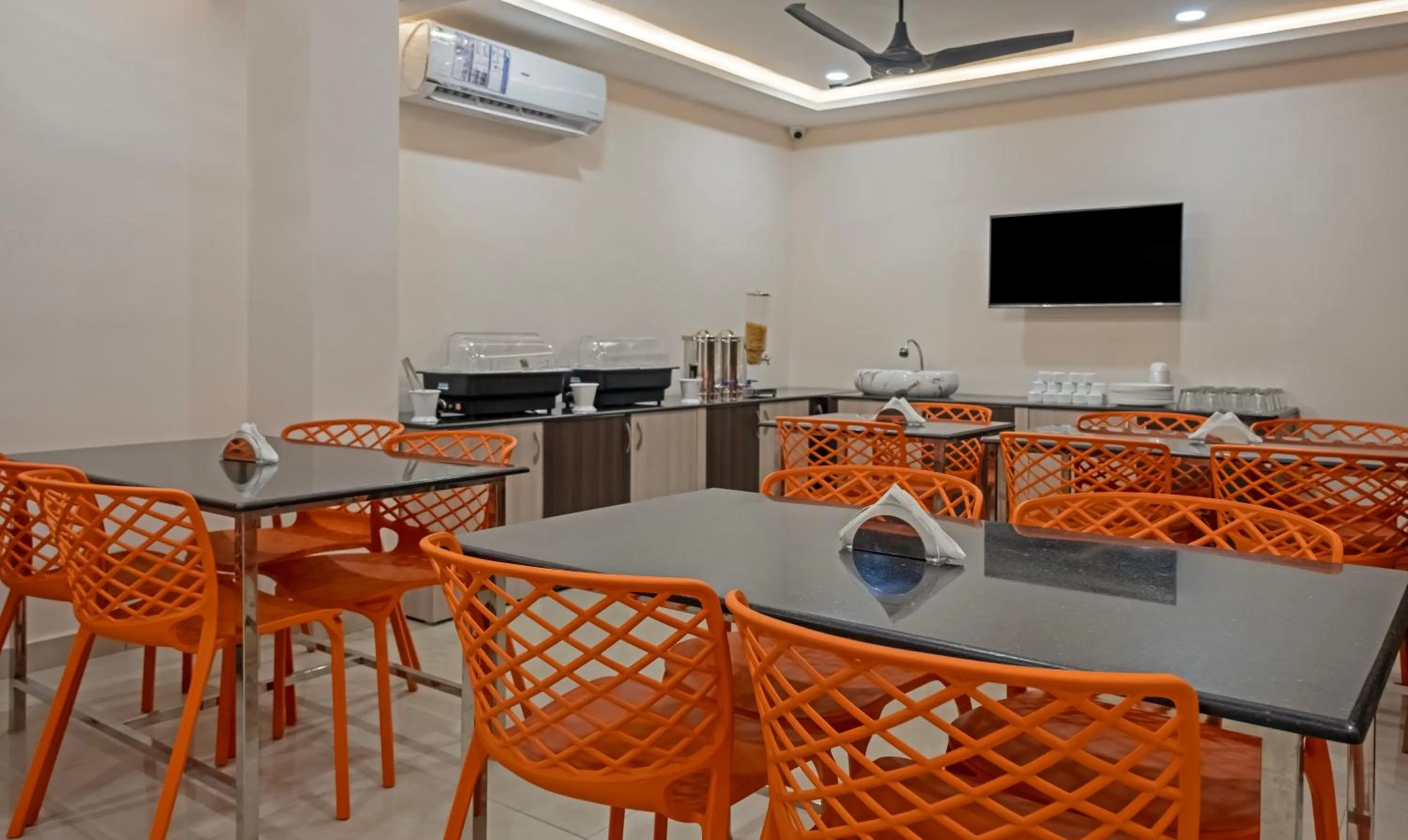 Restaurant/places to eat in Treebo Su Casa Grand