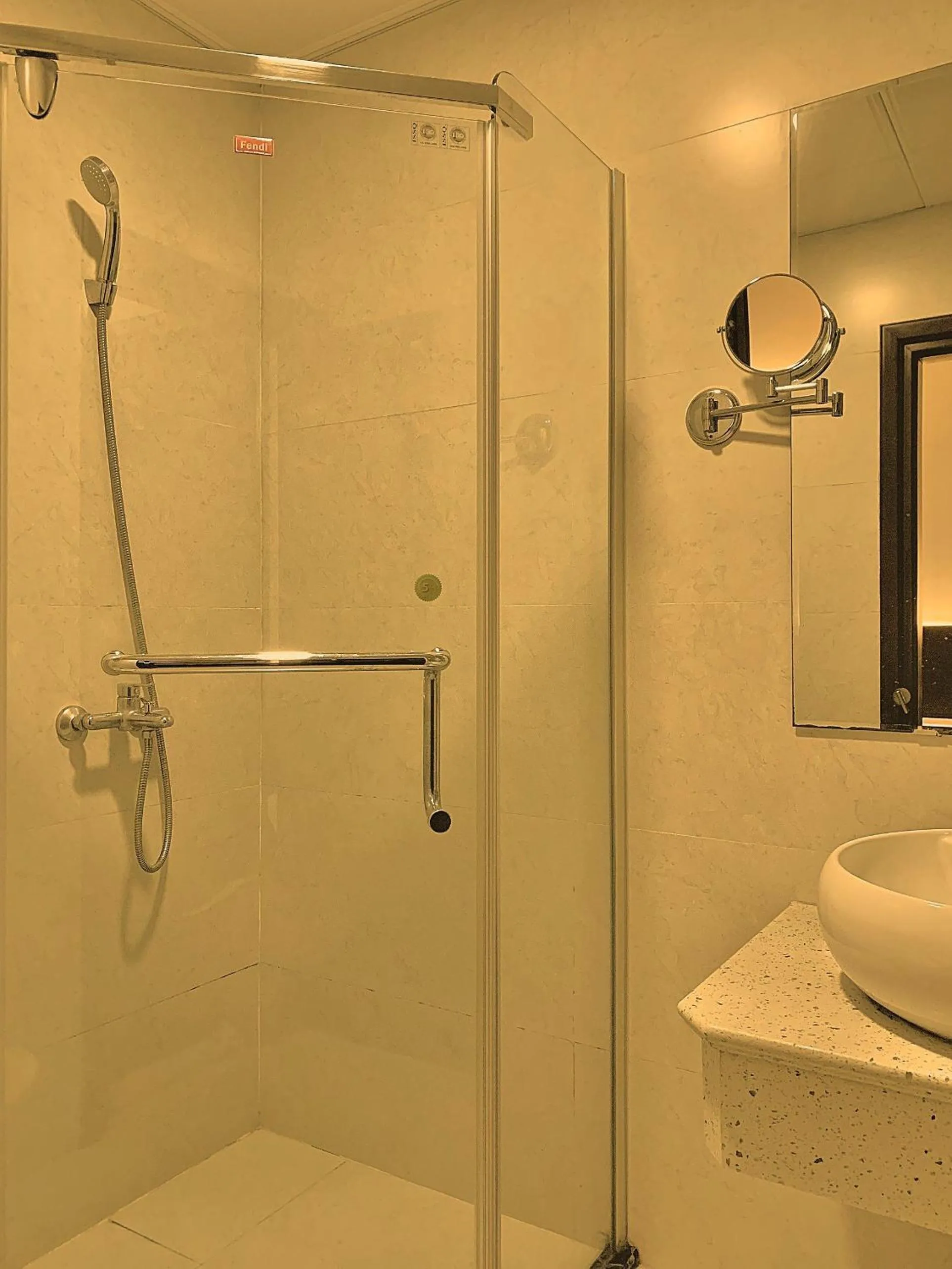 Shower in Sen Hotel Hạ Long