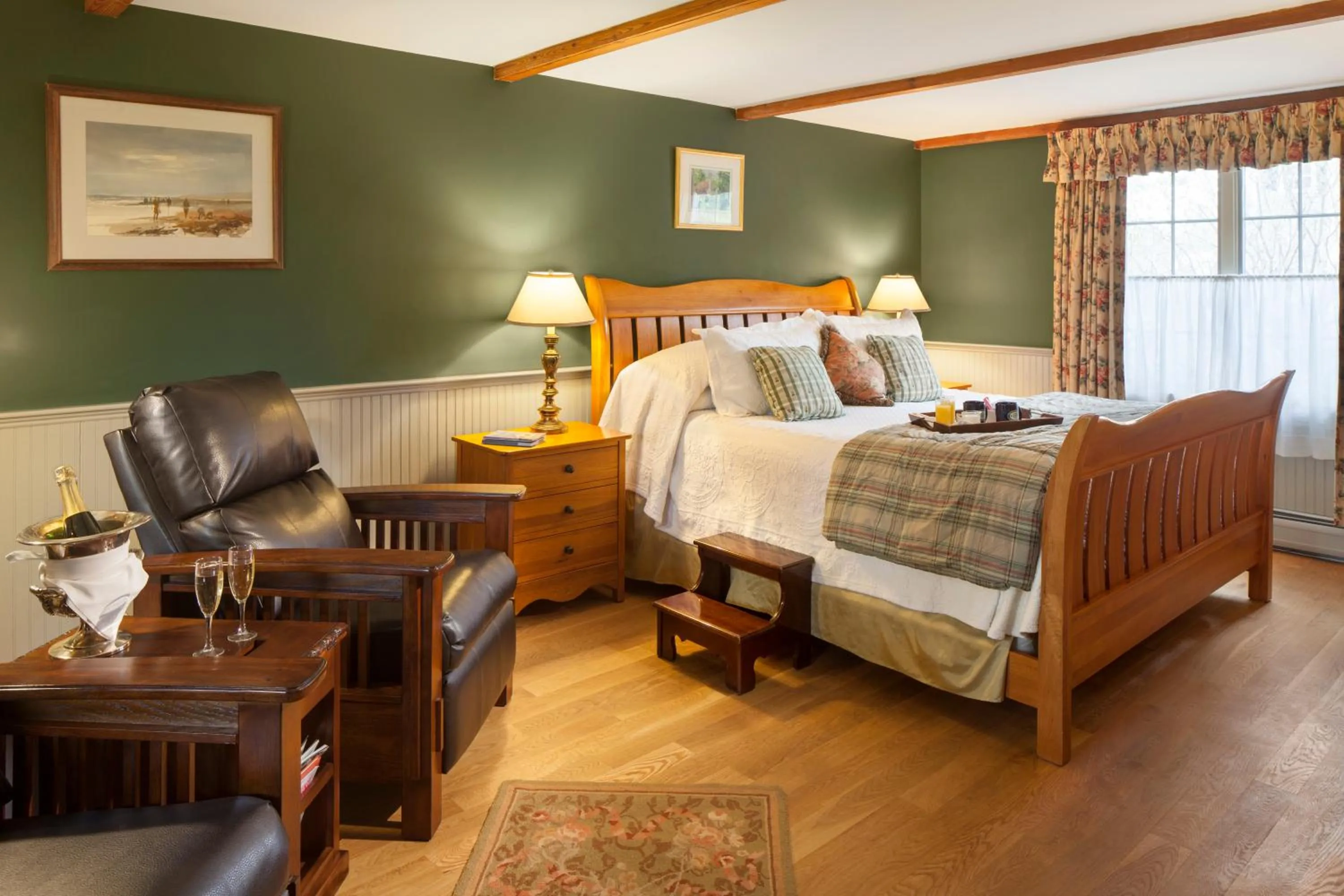 Photo of the whole room, Bed in Captain's House Inn