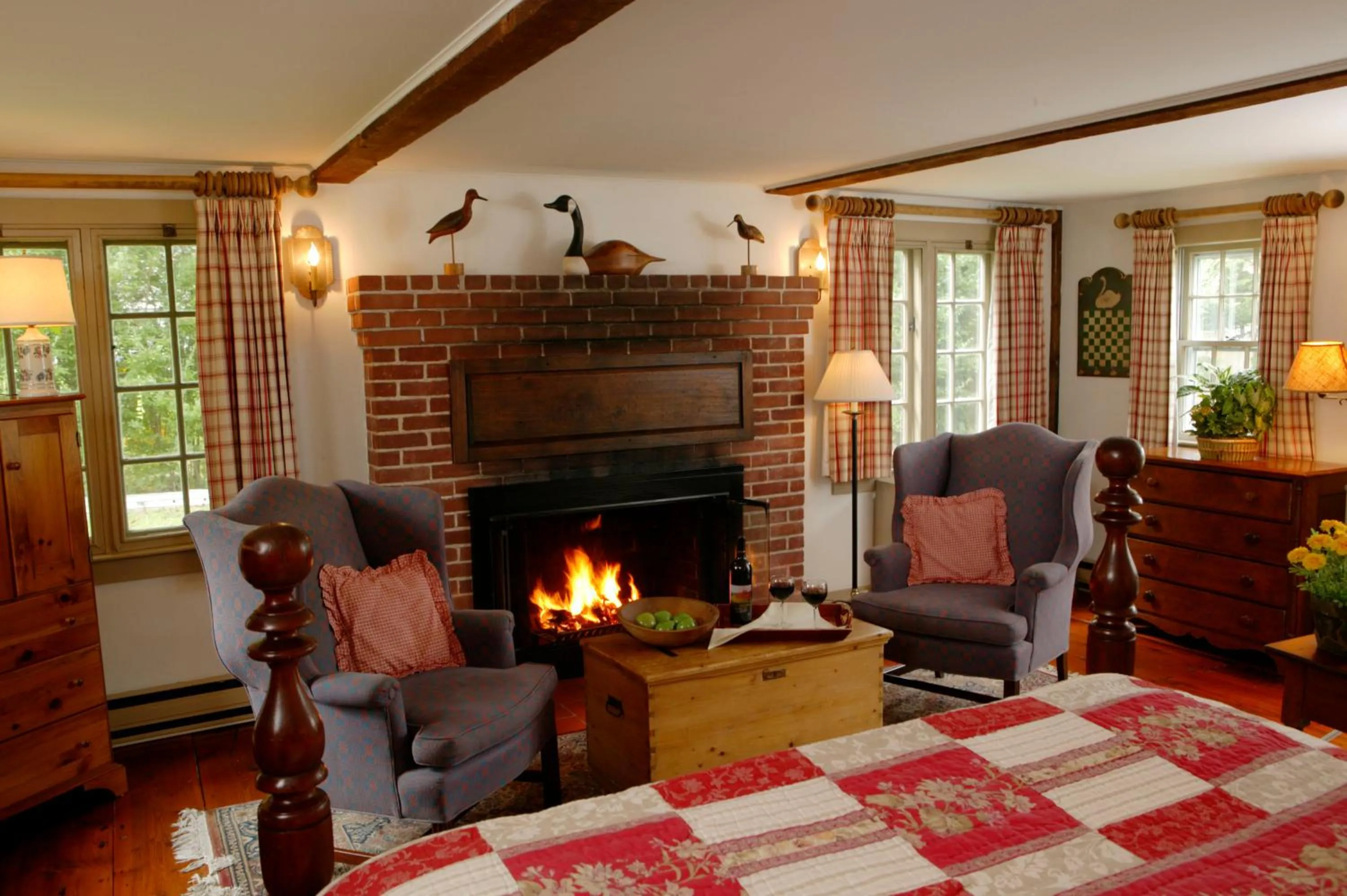 Photo of the whole room in Captain's House Inn