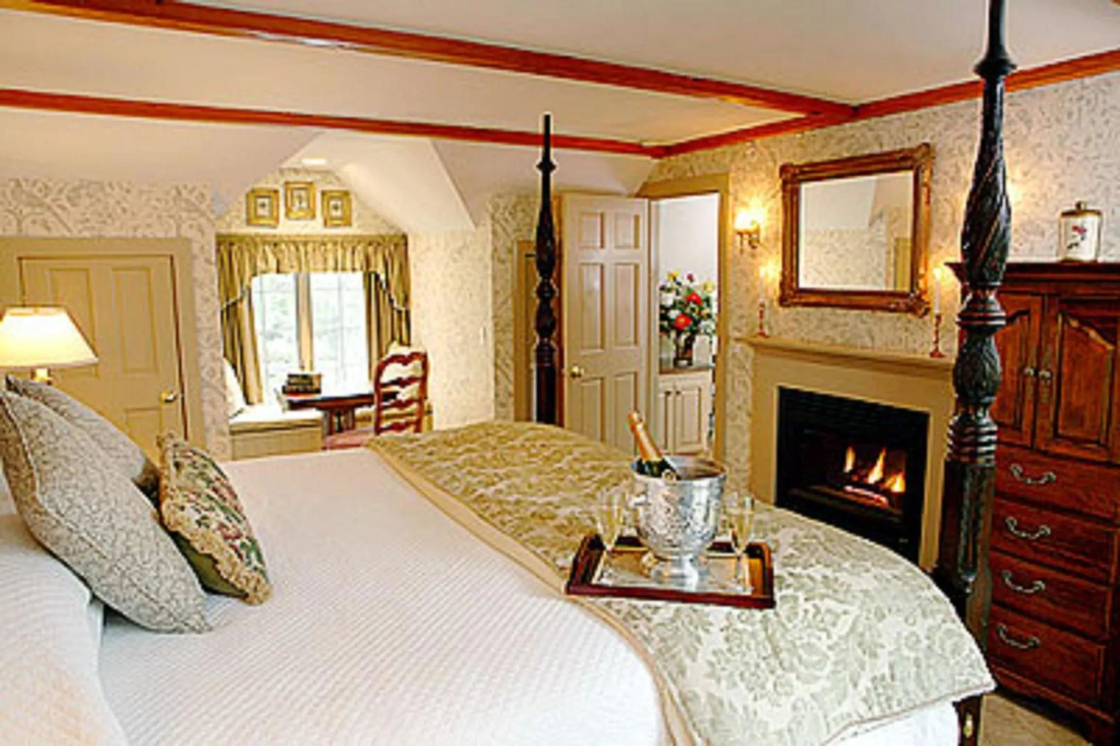 Bed in Captain's House Inn